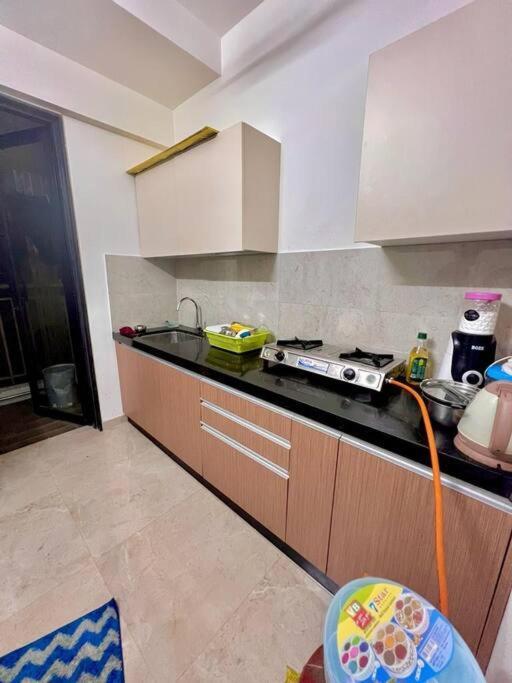 Apartment Hillview Comfy Flat In Dahisar Mumbai