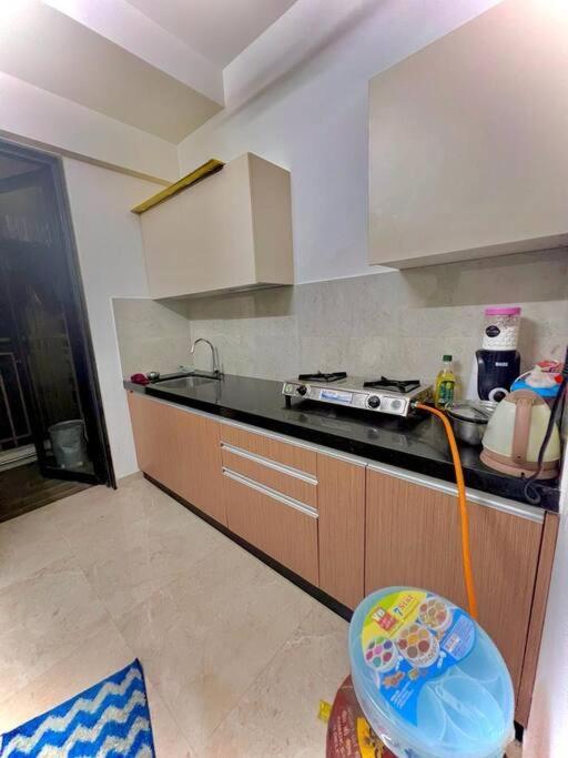 Hillview Comfy Flat In Dahisar Apartment
