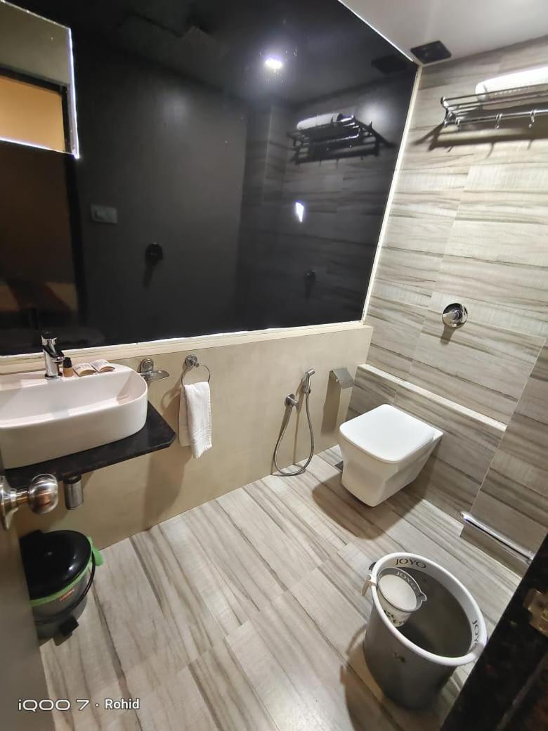 Hotel Glitz Axis International - Nr Iit & T2