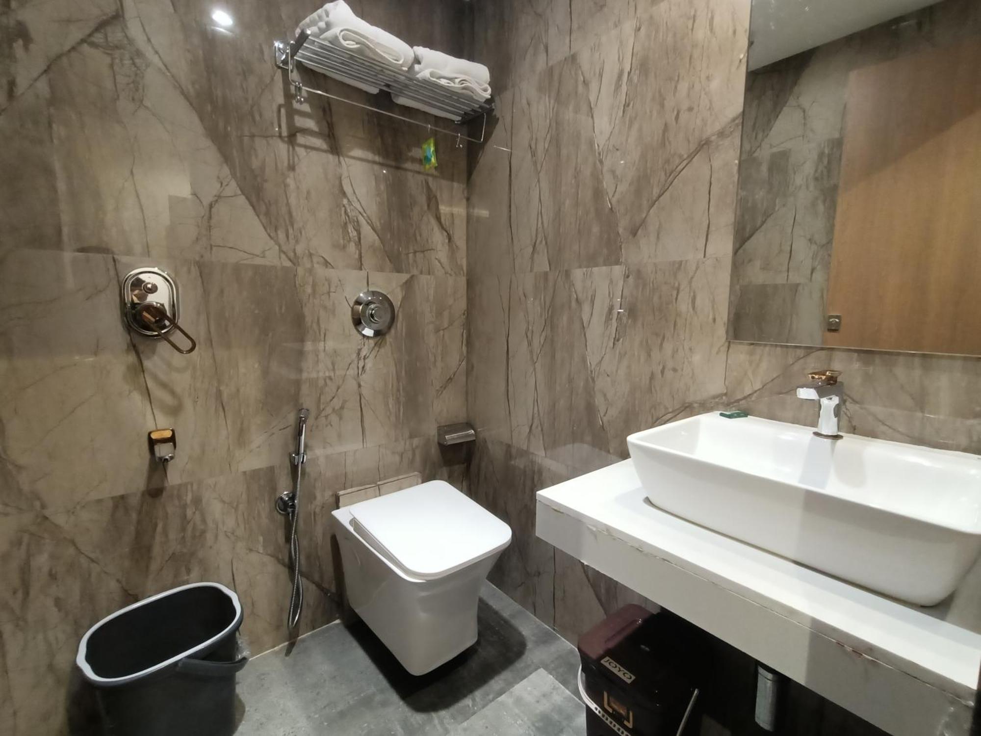 Hotel Beverly Palace Santacruz - Near Bkc - Airport T1