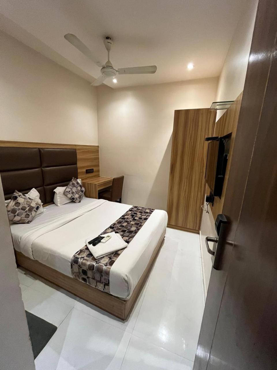 Guest house Shahi Darbar Terminal-2 *