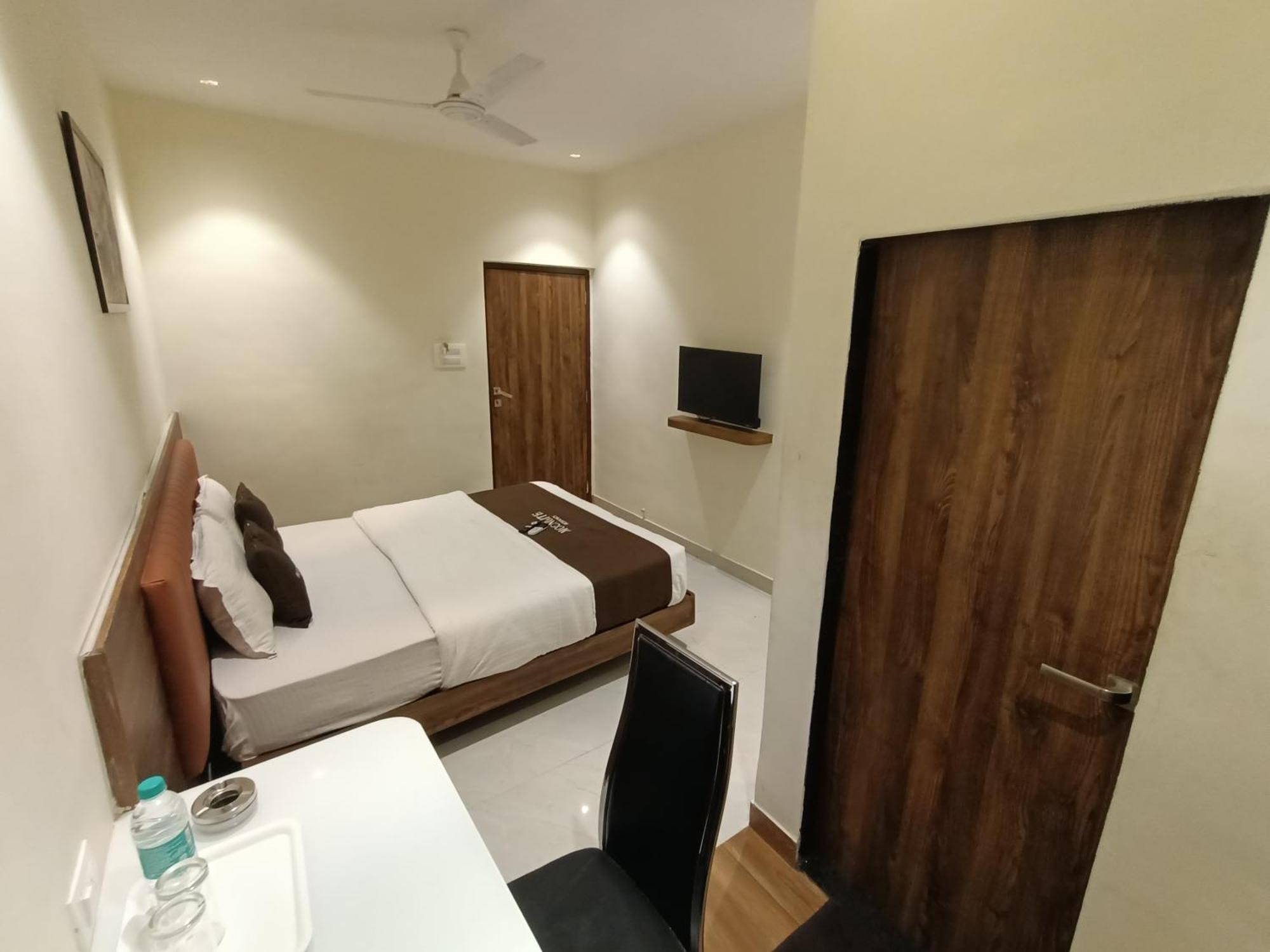 Hotel Moon Lite Residency - Marve Road Malad West 2*