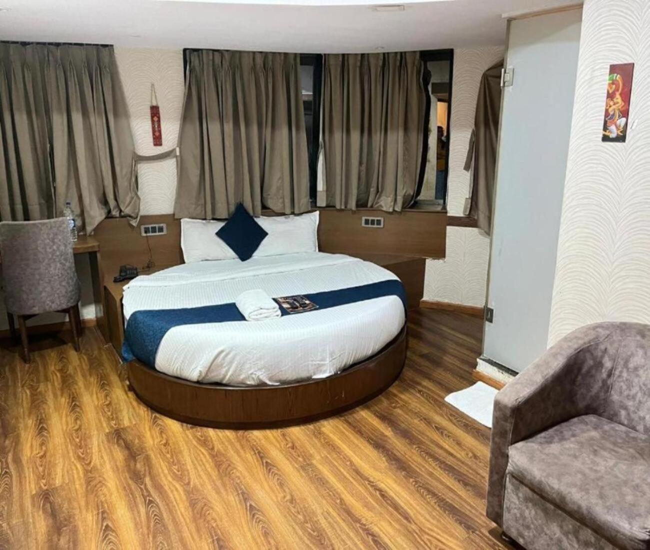 Glitz The Pacific - Nr Solitaire Corporate Park Guest house *