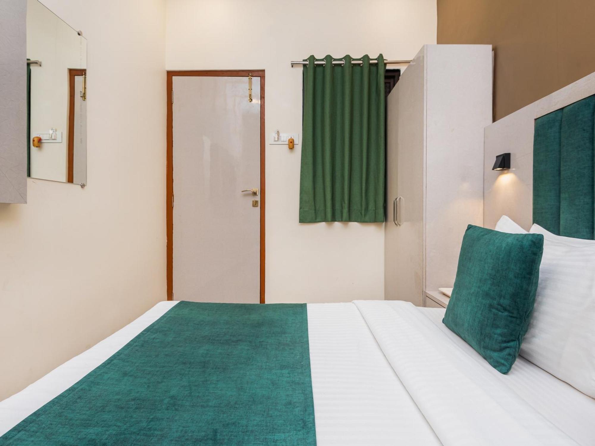Hotel Priceless Exhibition Centre Goregaon West 2*