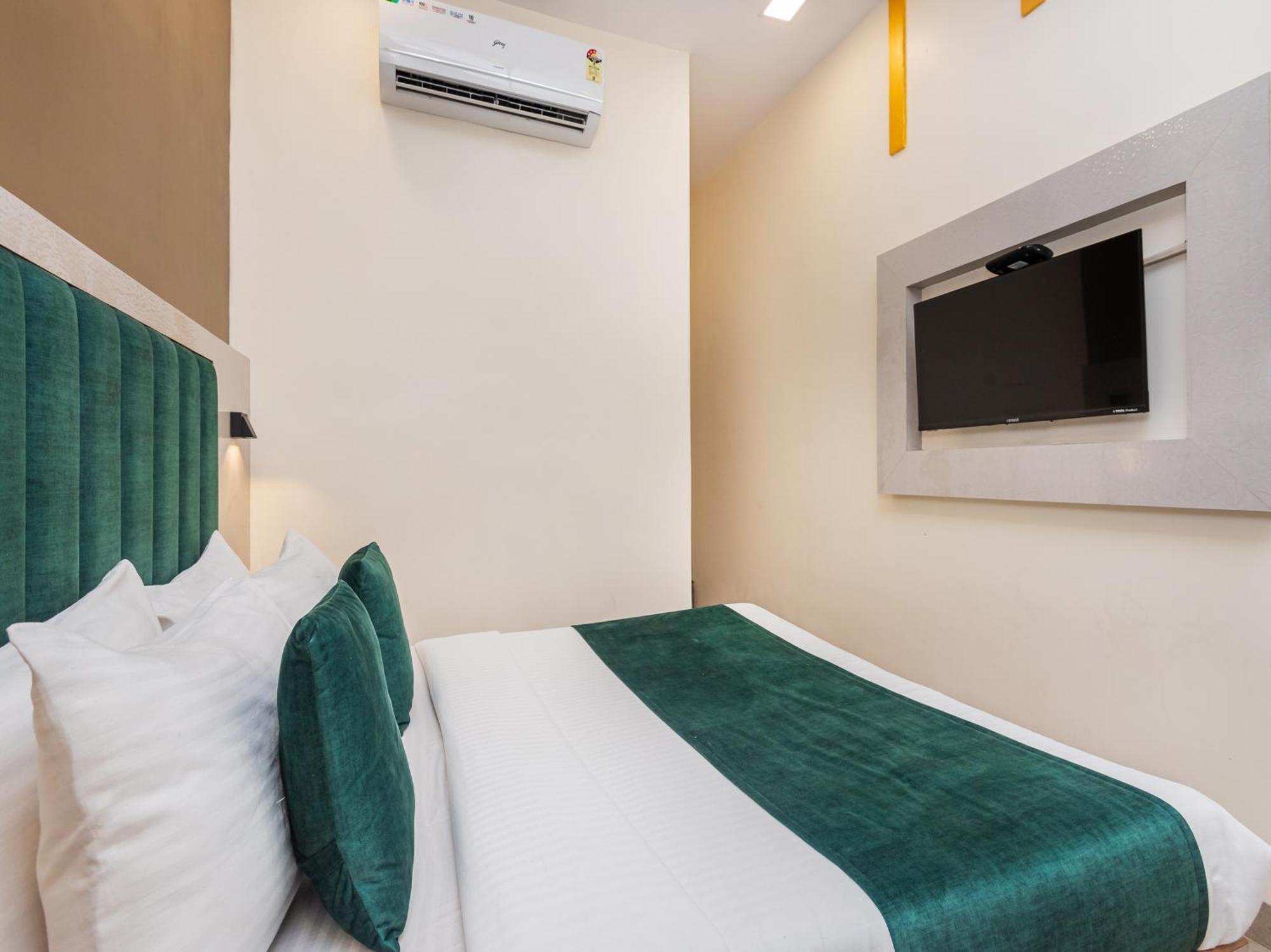 Priceless Exhibition Centre Goregaon West 2*