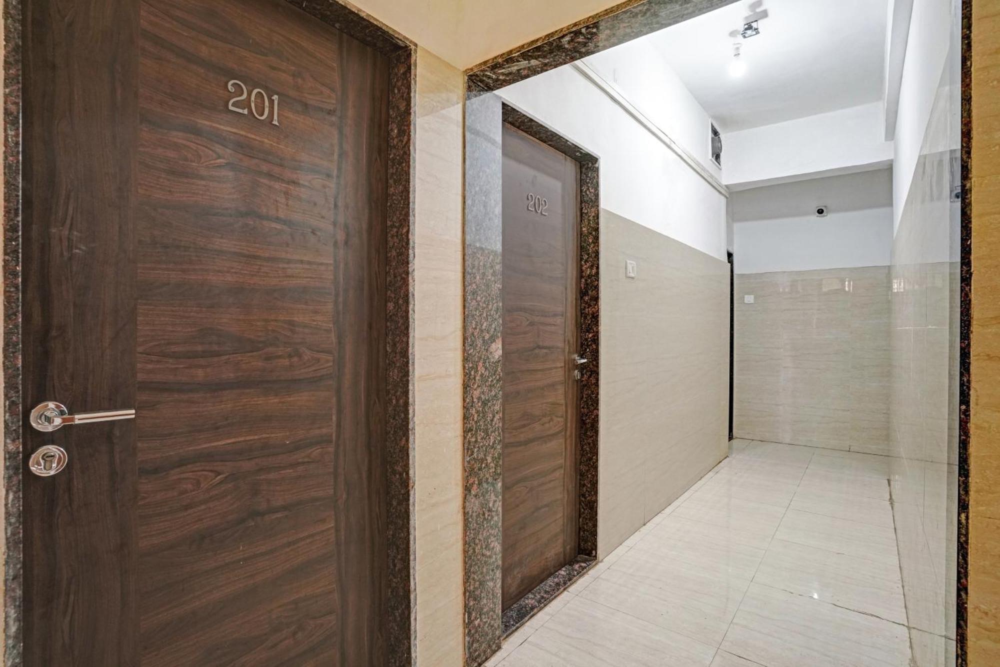 Hotel Oyo Flagship Raj Near Juhu Beach 3*