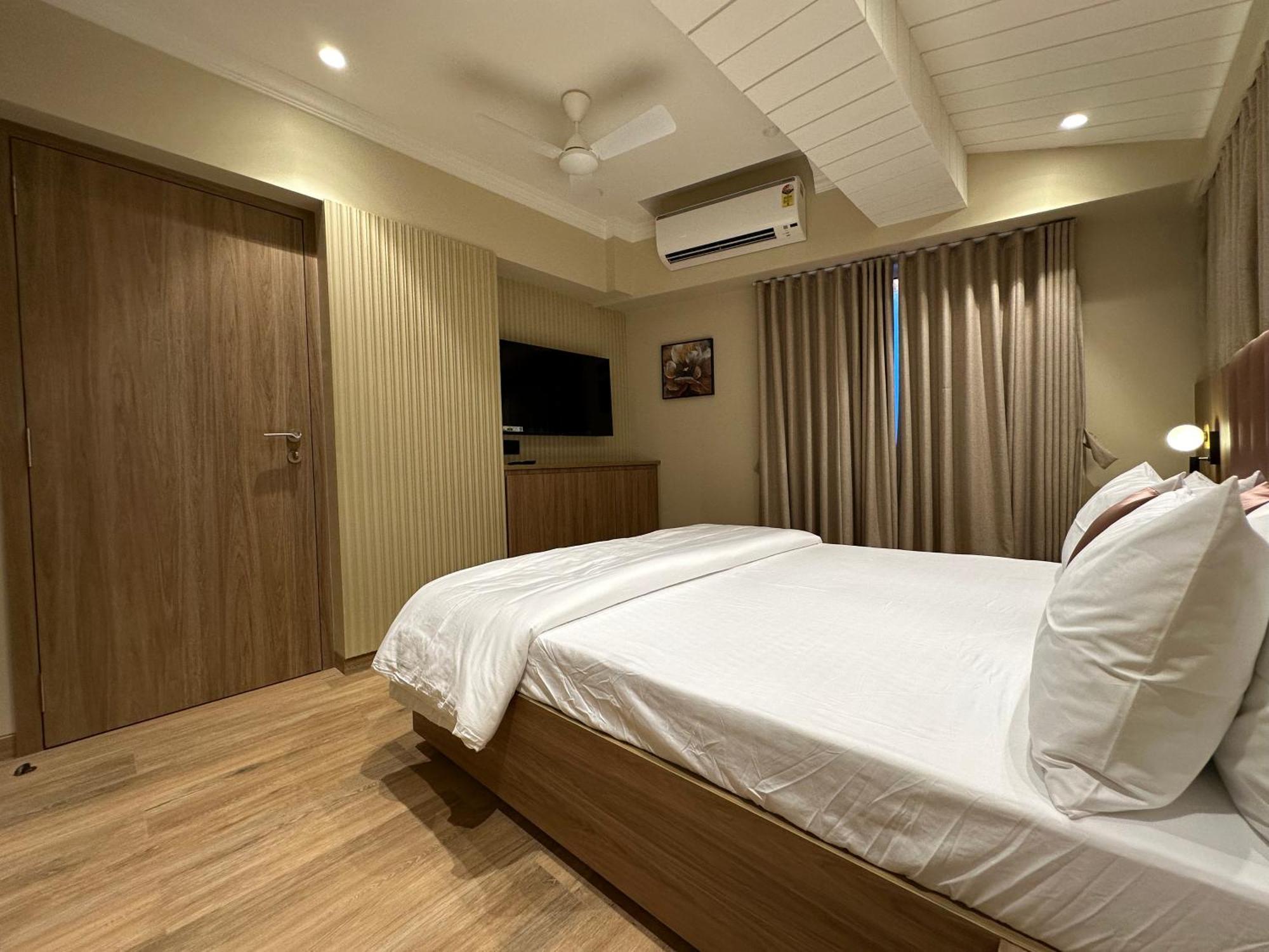 Rudraya Homes - Cozy Premium Serviced Khar - Next To Bandra Apartment