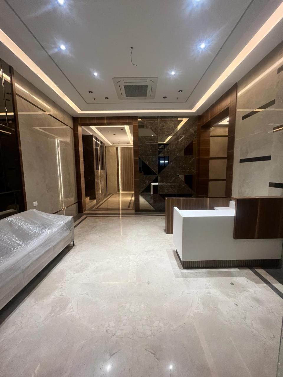 Hsquare Luxury Goregaon Apartment *