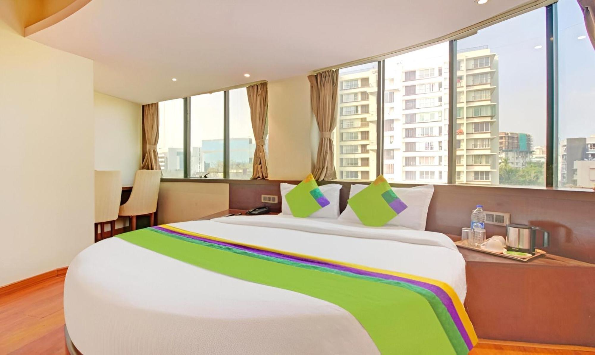Glitz The Pacific - Nr Solitaire Corporate Park