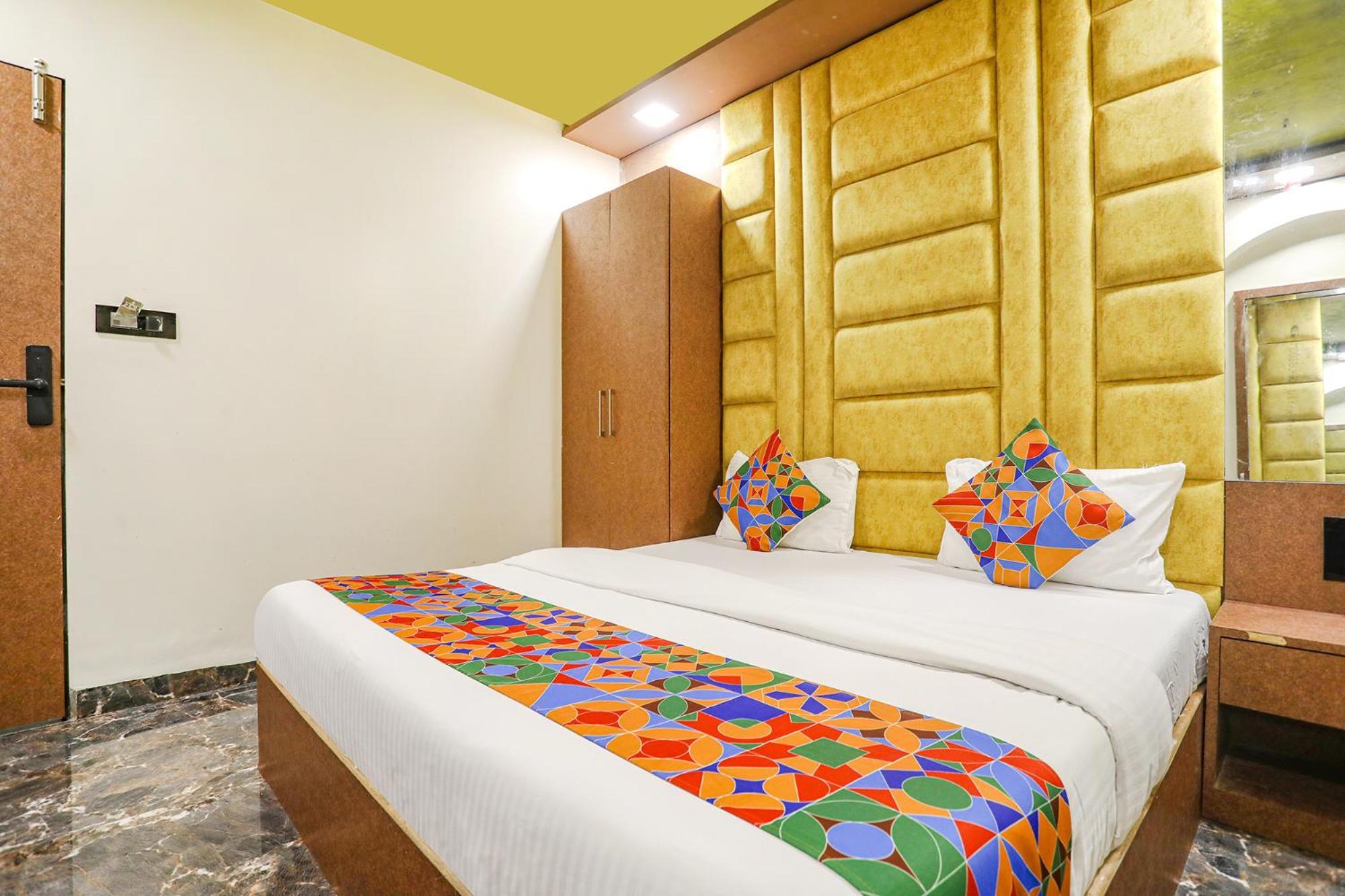 Fabexpress Versova Residency - Nr Kokilaben Hospital