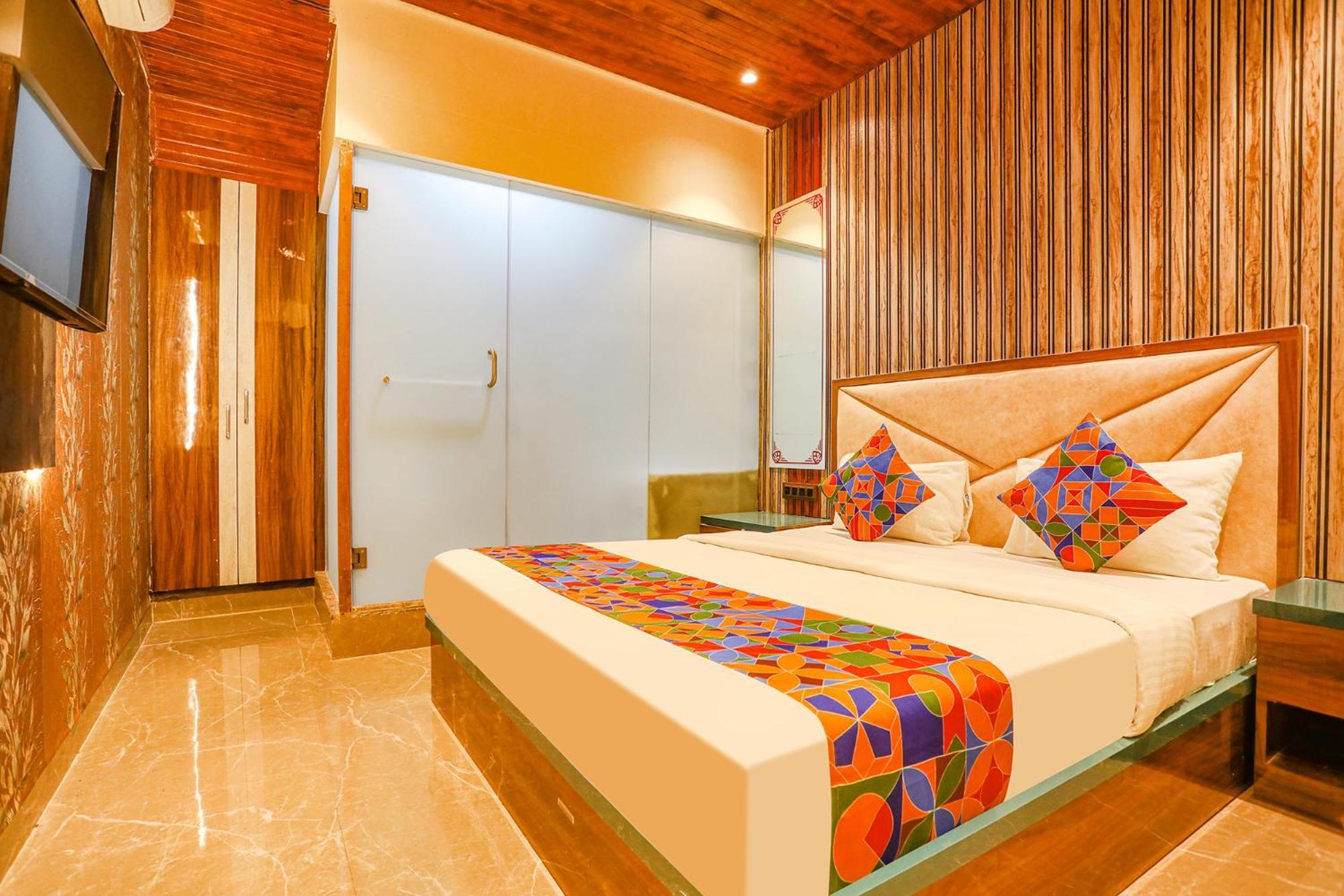 Fabexpress Versova Residency - Nr Kokilaben Hospital Hotel