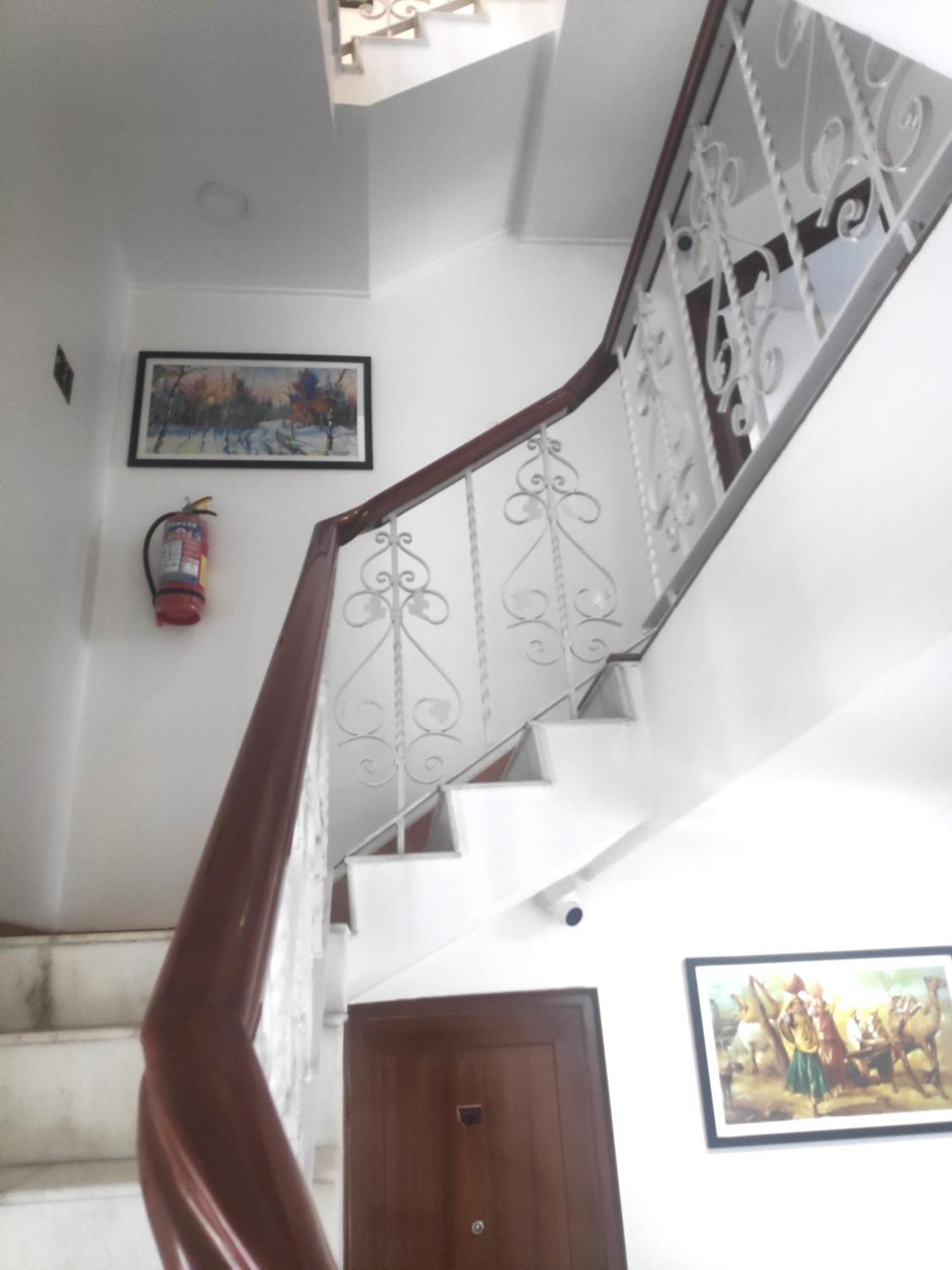 White House By Maxxvalue Service Bandra Apartment *
