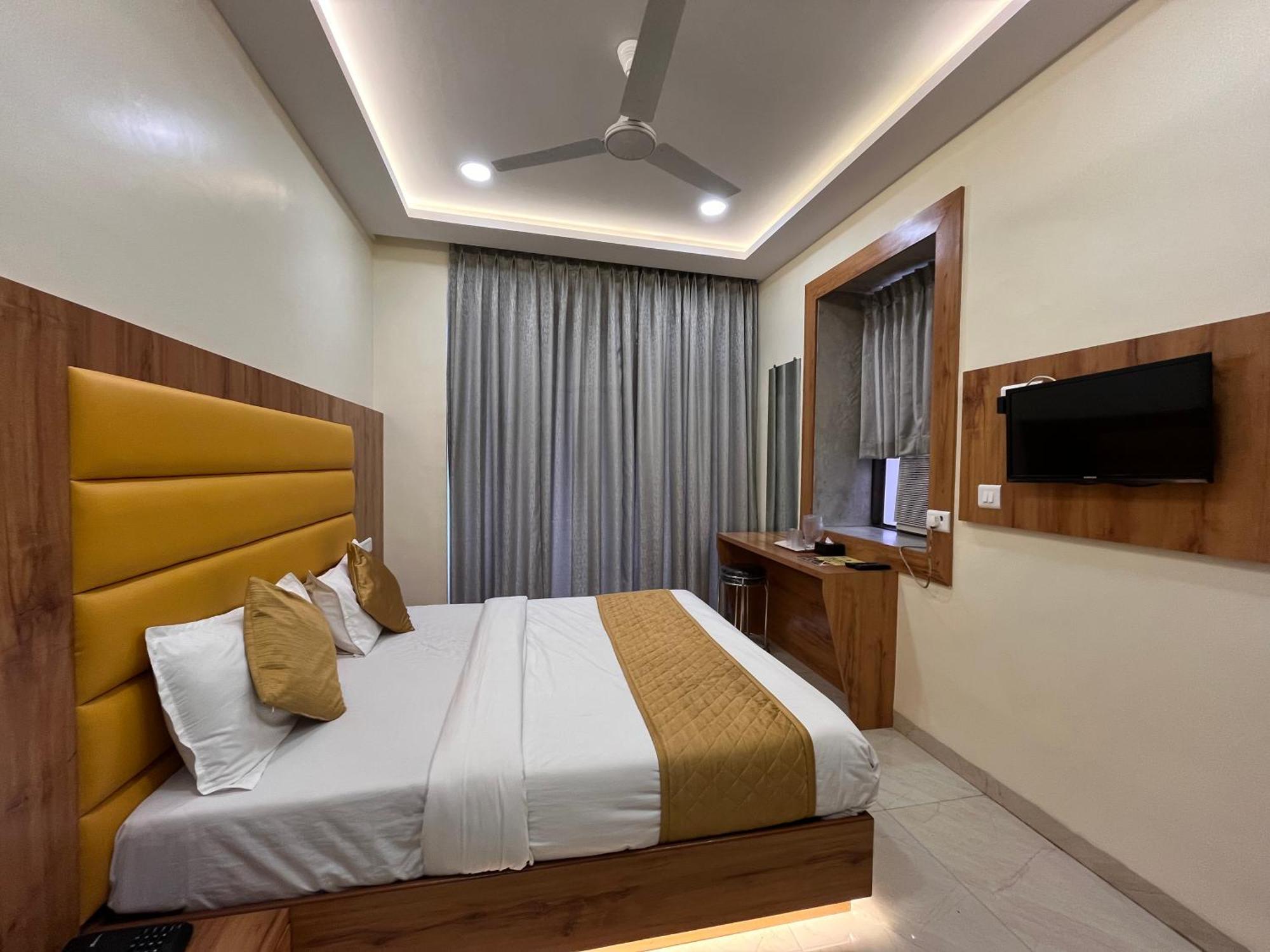 Hotel National - Grant Road 3*