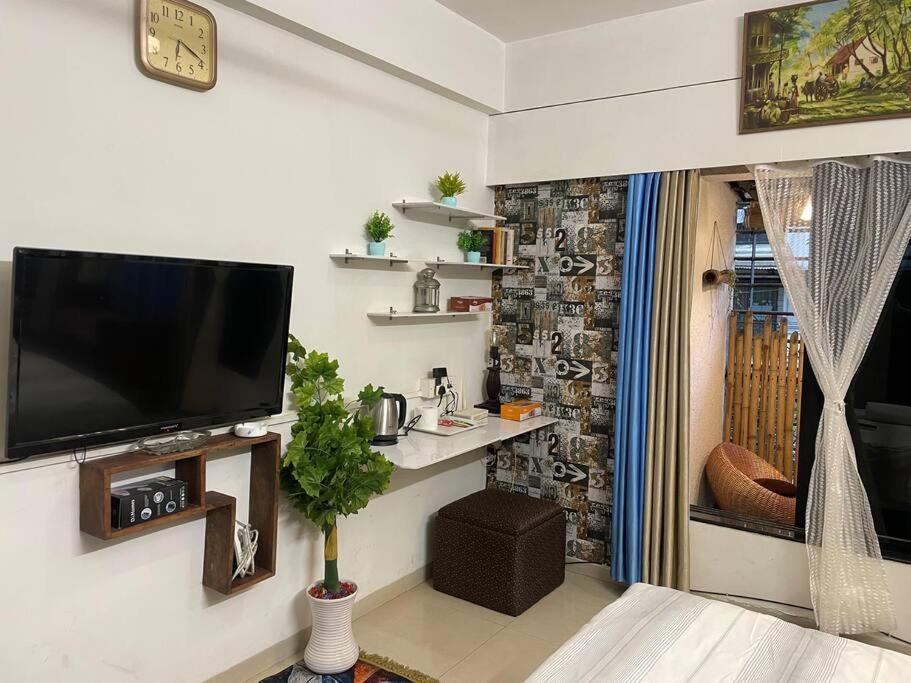 Shubhlaxmi With Sit Out - Linking Rd * Mumbai