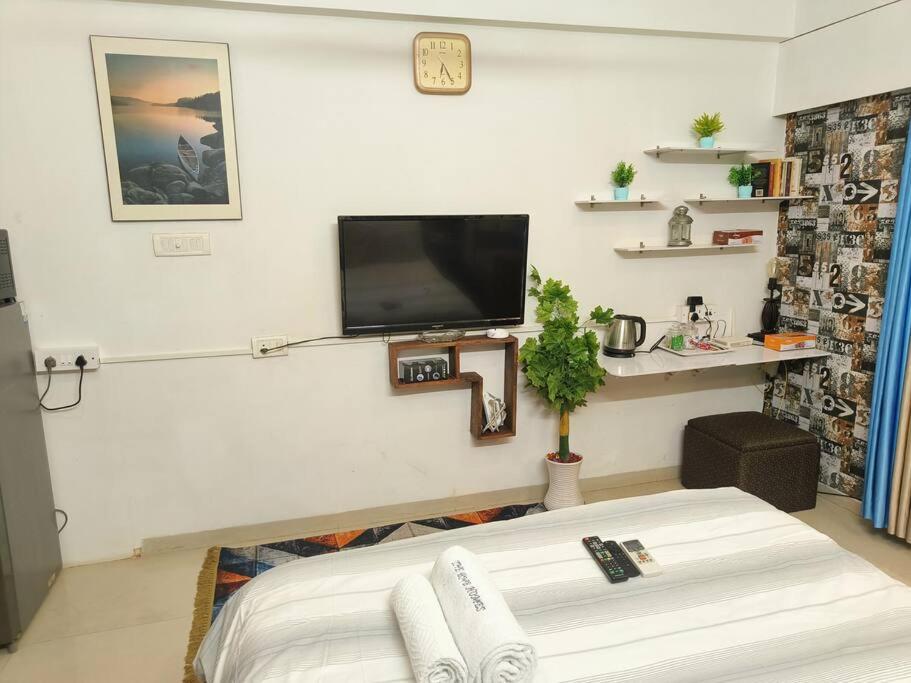 Apartment Shubhlaxmi With Sit Out - Linking Rd Mumbai