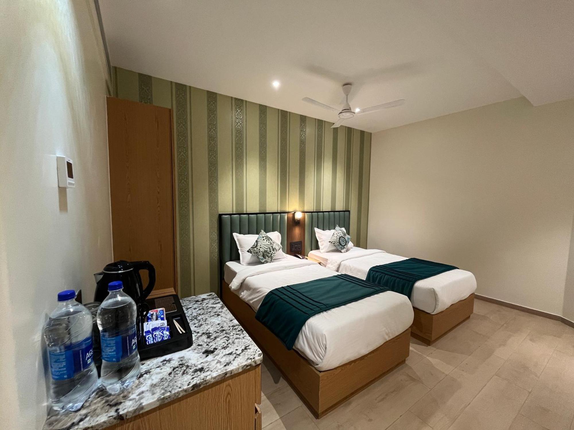 Hotel Esquire Near Bkc 3*