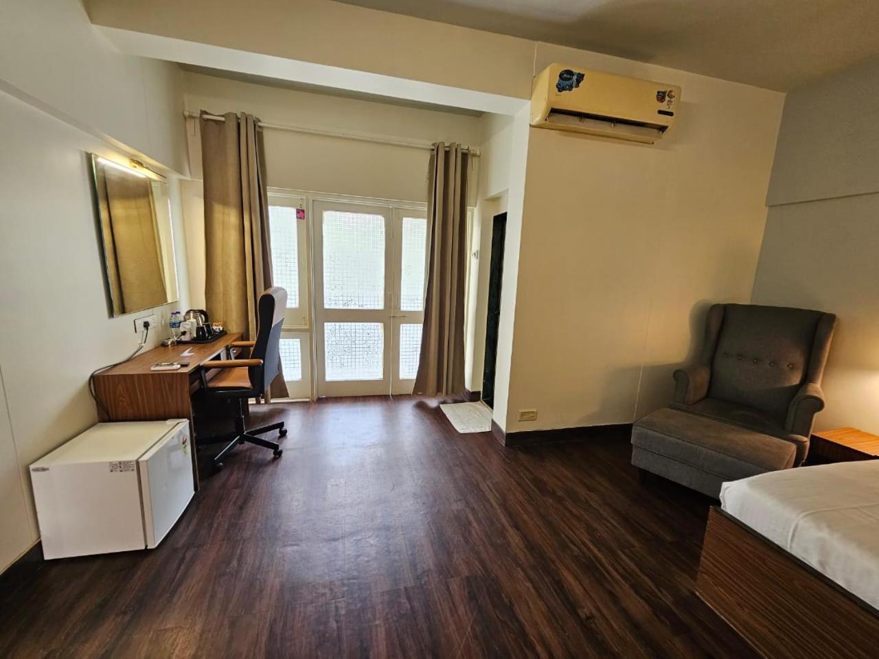 Hotel Country & By Turtle - Airport Mumbai