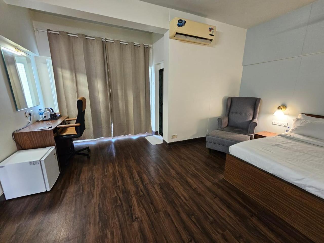 Hotel Country & By Turtle - Airport Mumbai