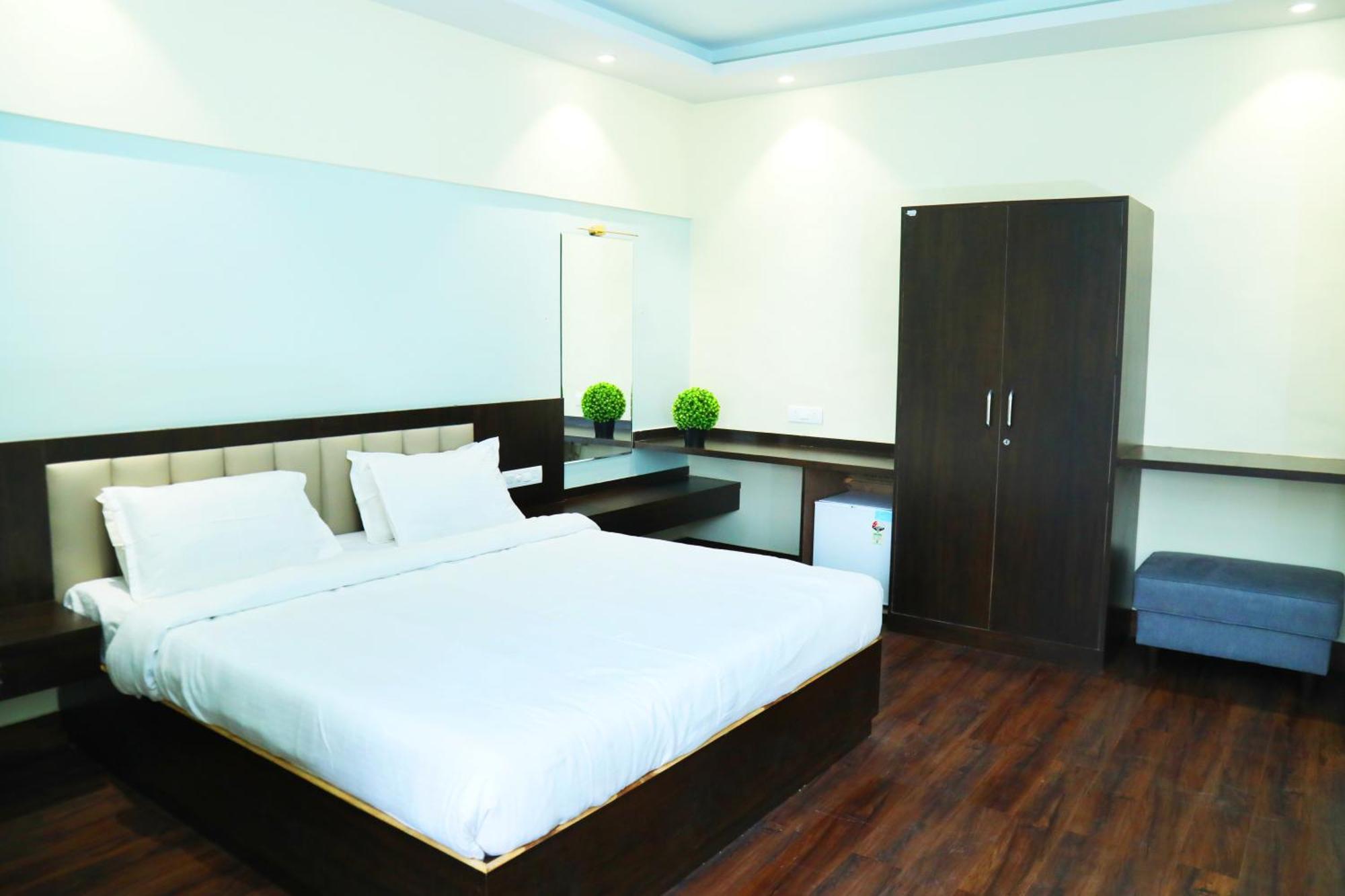 Country & By Turtle - Airport Hotel 4*