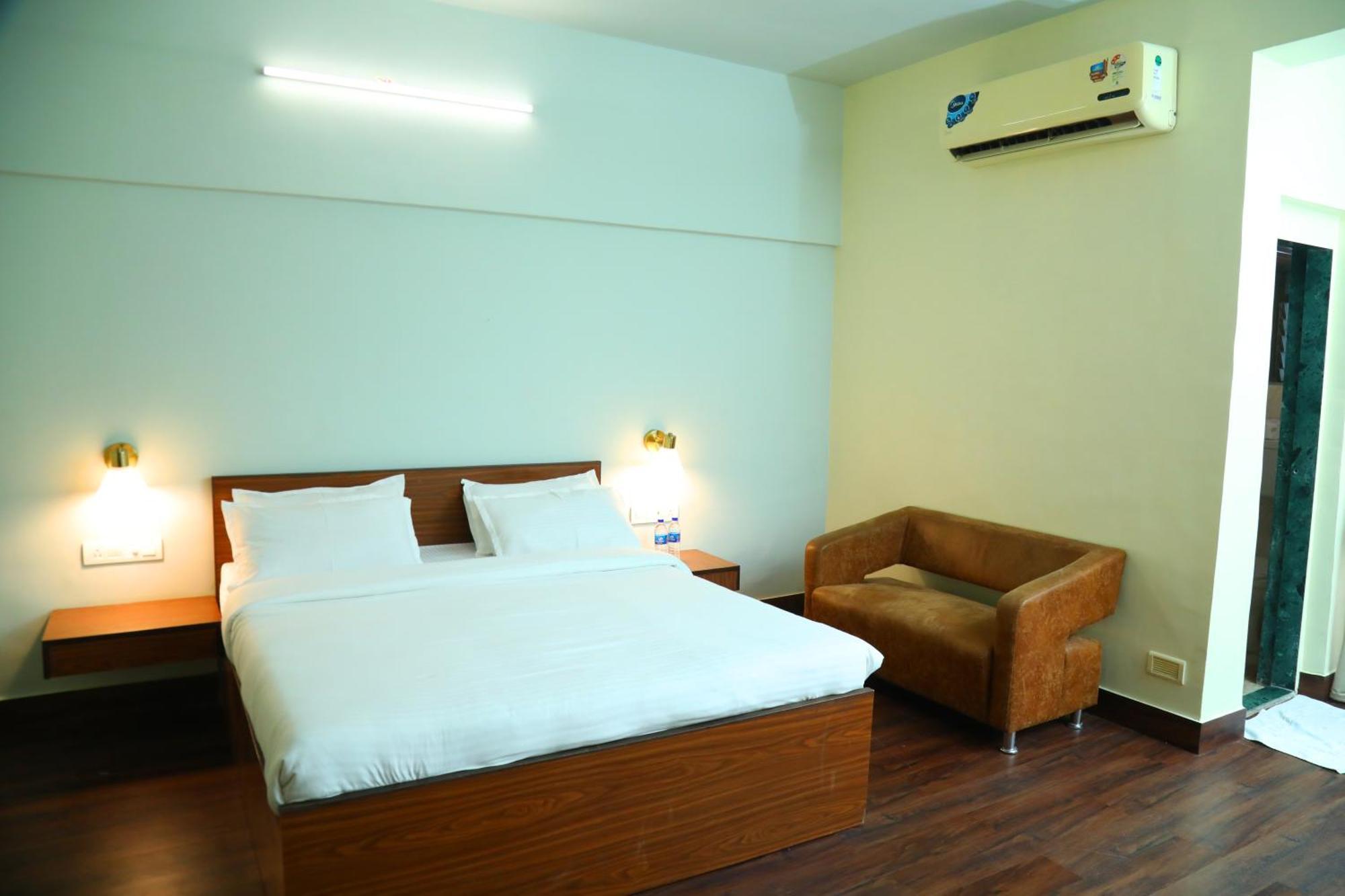 Country & By Turtle - Airport 4*