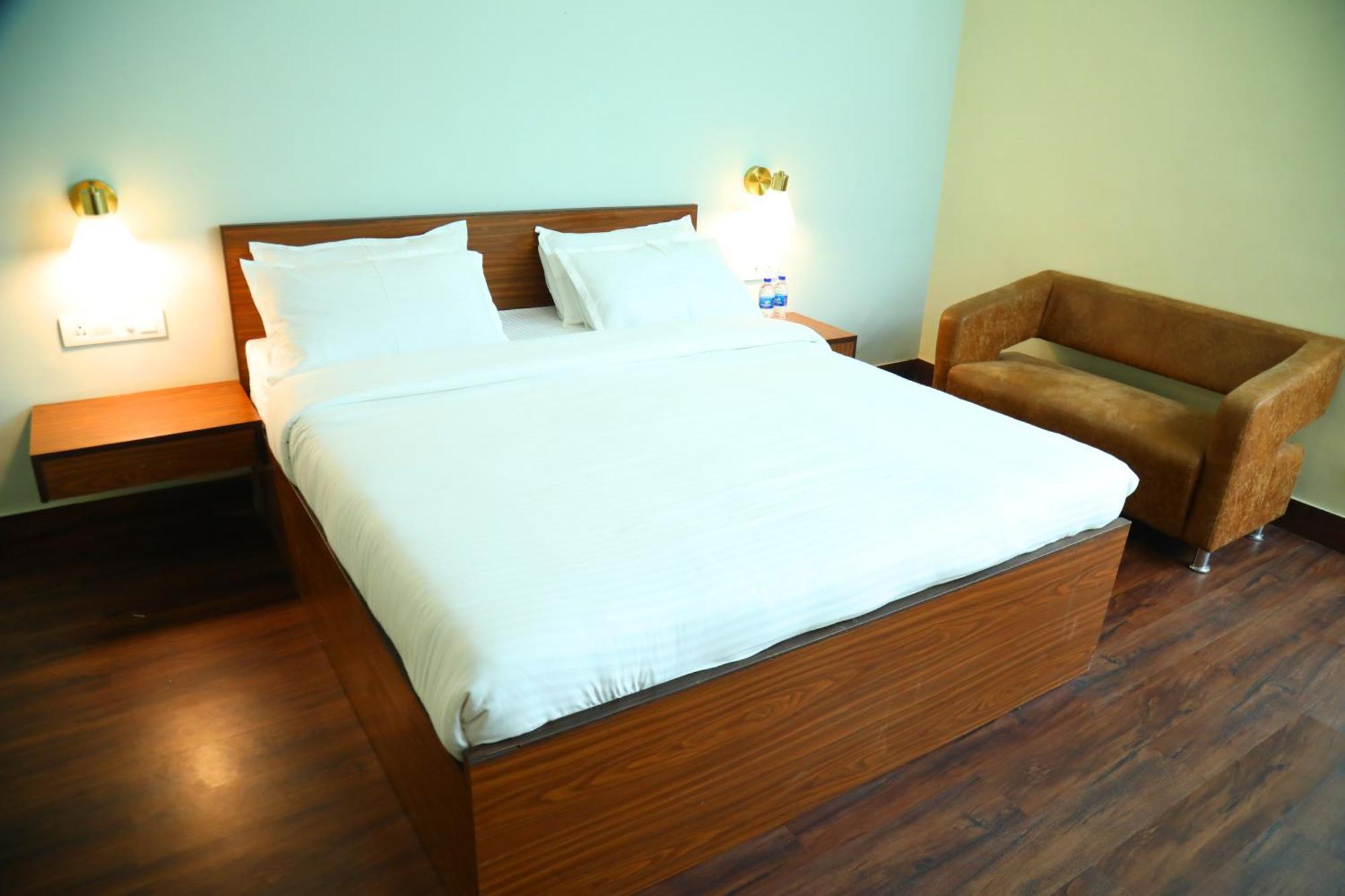 Country & By Turtle - Airport Hotel 4*