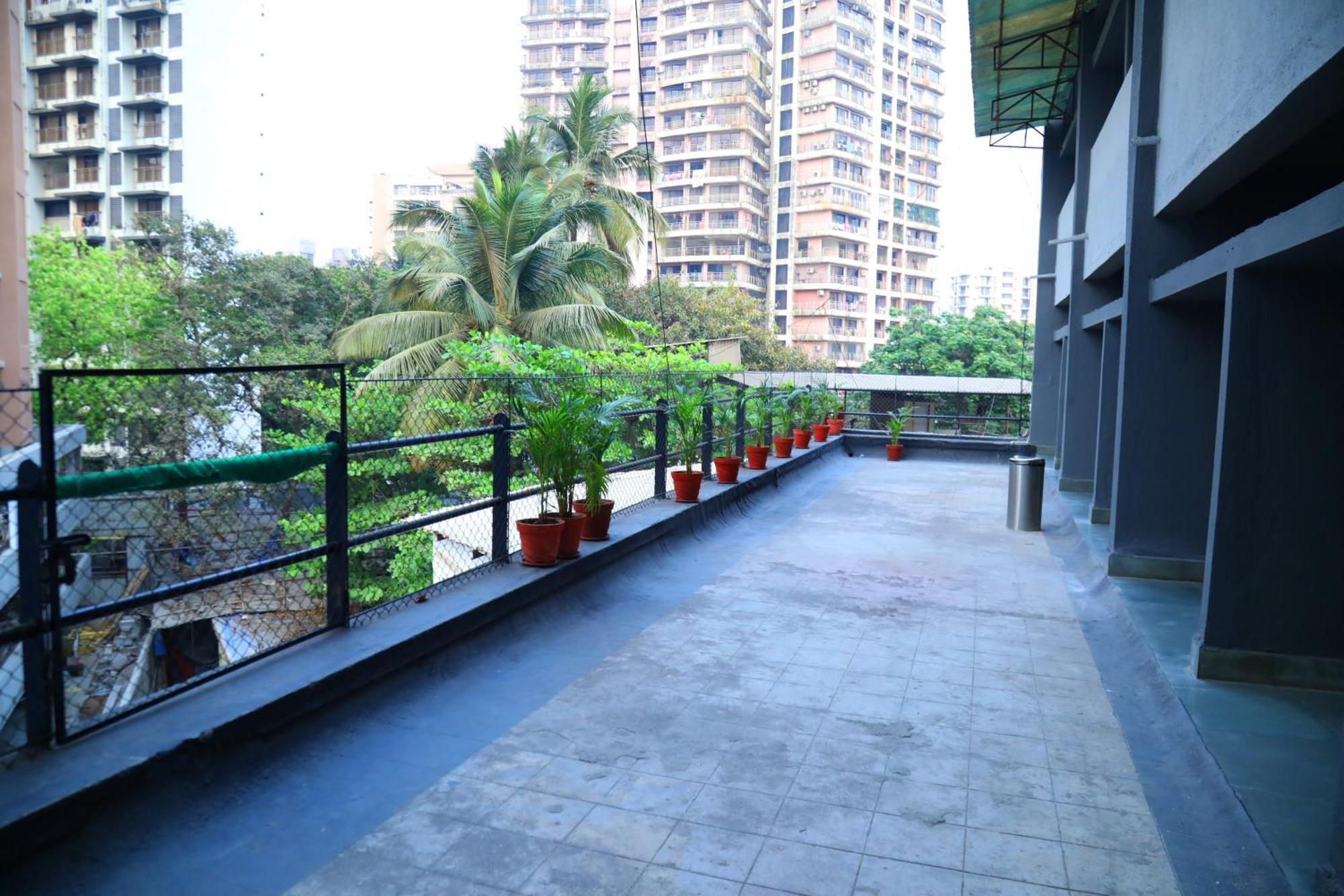 Country & By Turtle - Airport Hotel