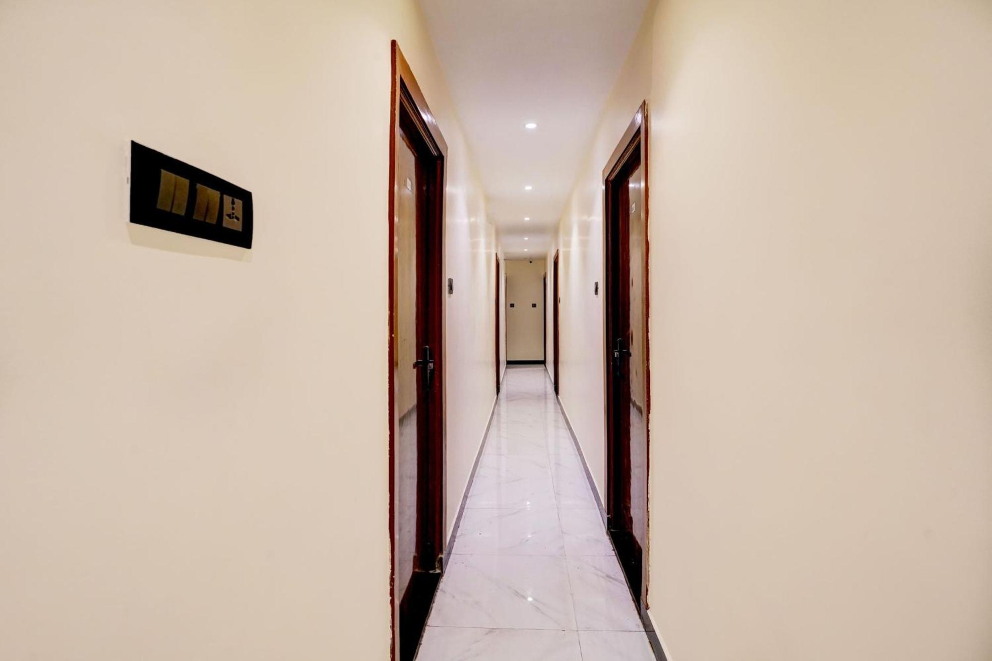 Airport Crown Andheri East, Hotel 3*
