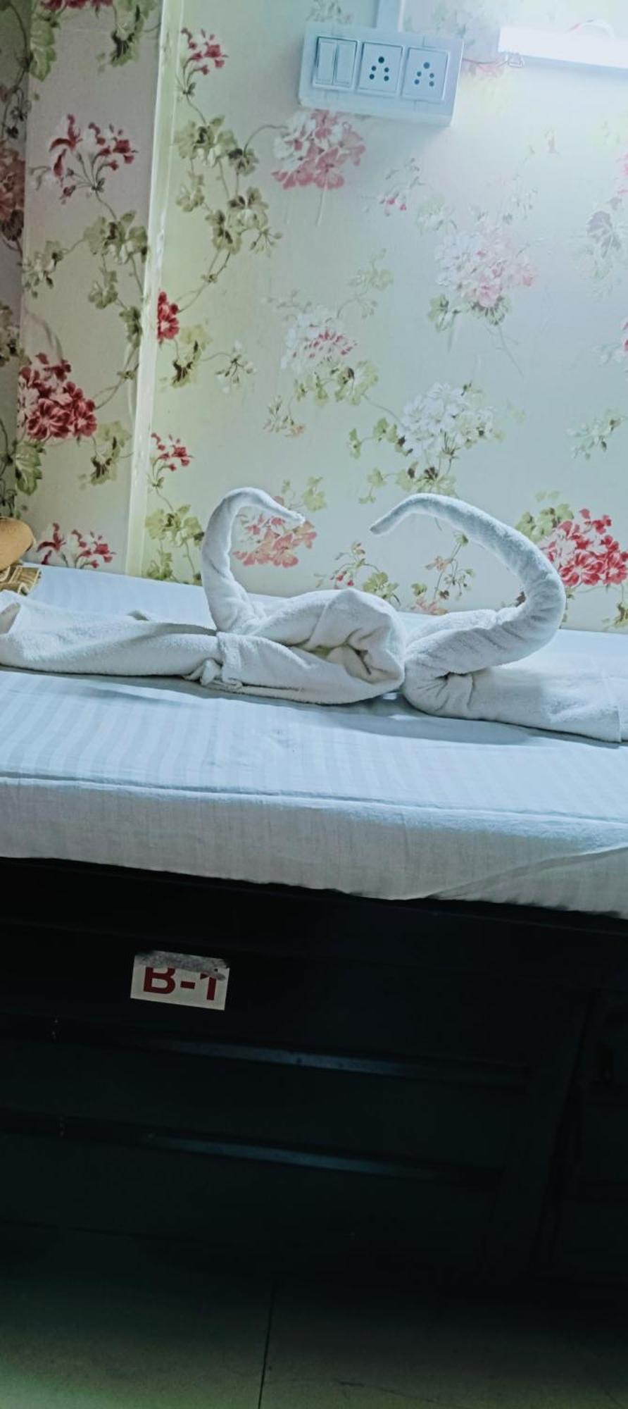 Mahira Hostel *