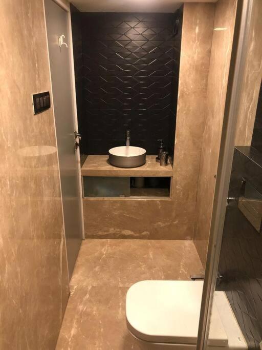 Apartment New Boutique 1 Bhk In Bandra, Off Pali Hill *
