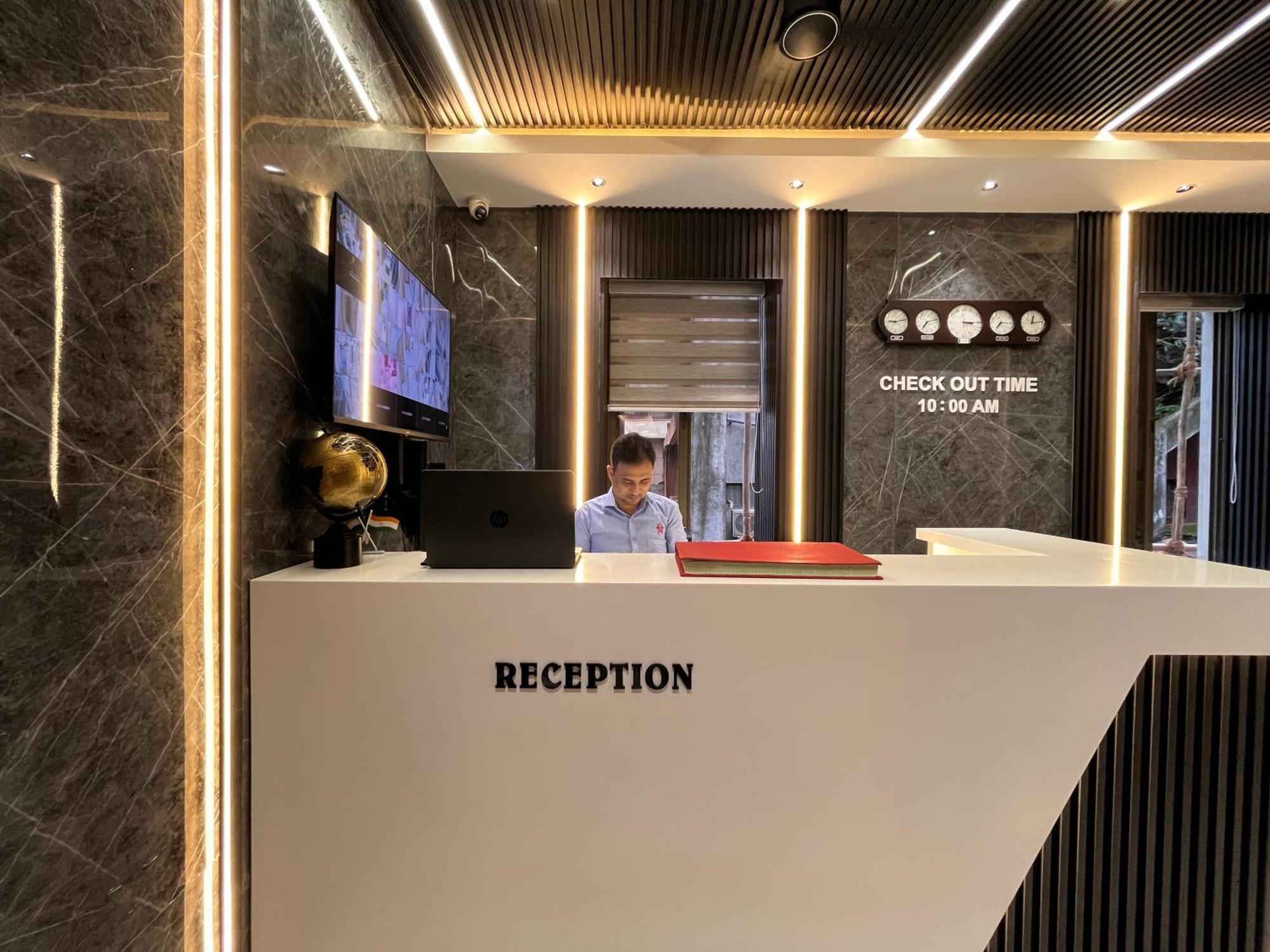 Hotel National - Grant Road 3*