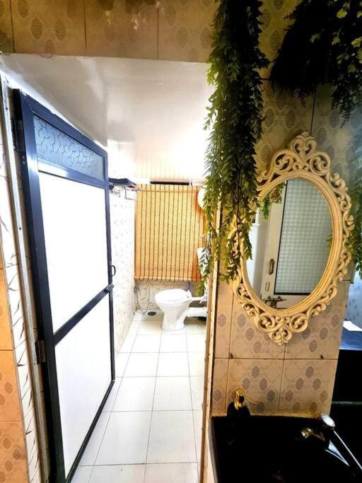 The Pali Nook, Cozy Bandra Escape Apartment *