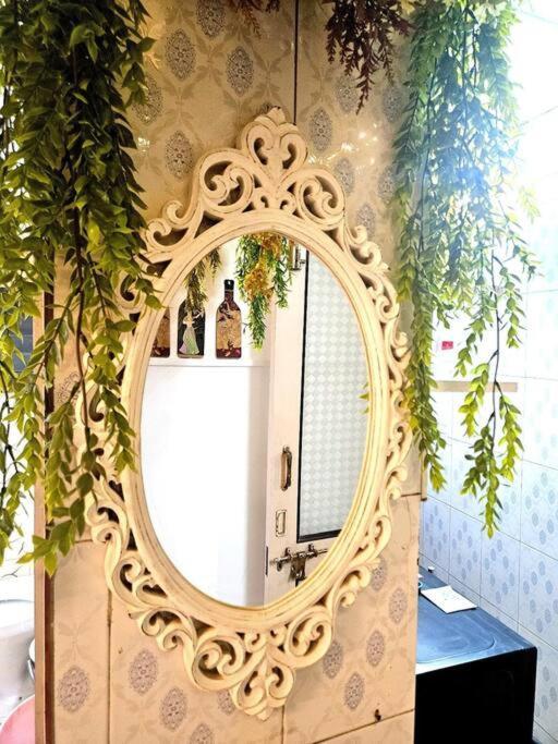The Pali Nook, Cozy Bandra Escape Apartment *