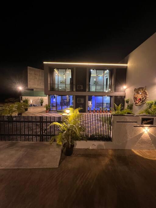Stayhaven Starmount 4bhk & Pool * Mumbai