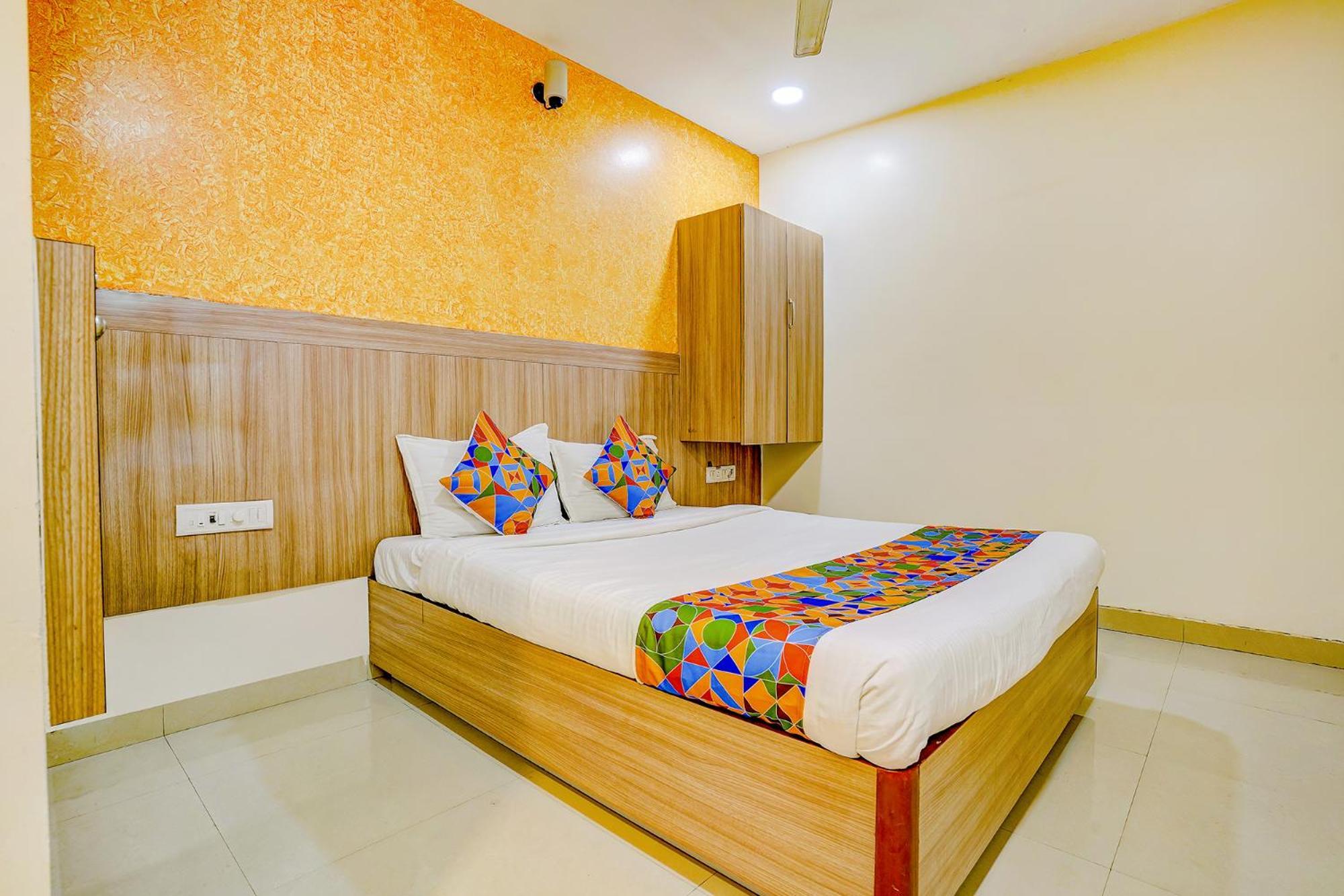 Fabexpress Prakash - Nr International Airport Hotel