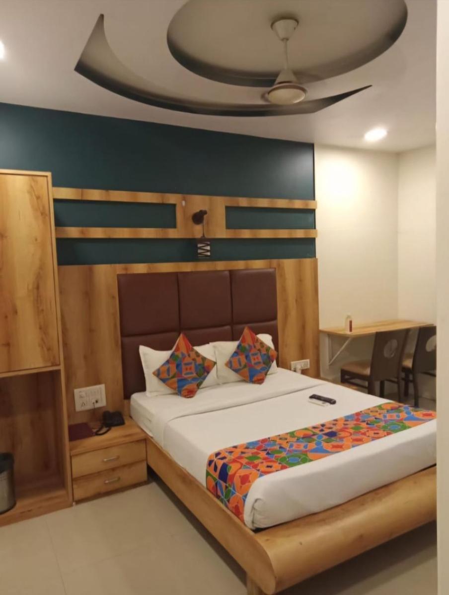 Trendy Adore Palace - Nearby Airport & Bkc Visa Consulate Hotel