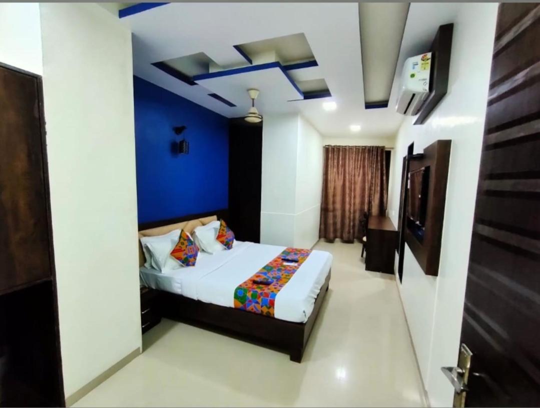 Trendy Adore Palace - Nearby Airport & Bkc Visa Consulate Hotel