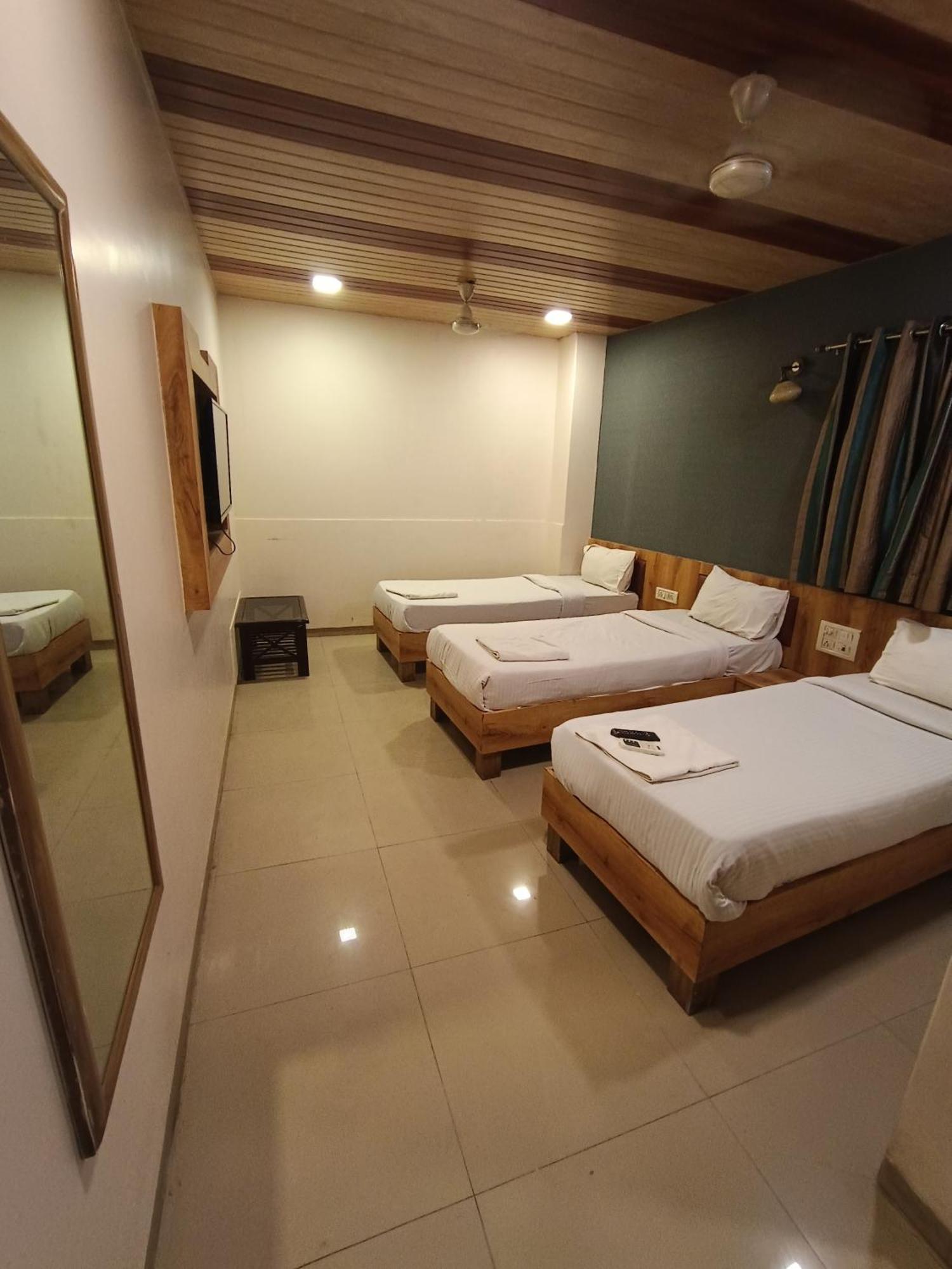 Hotel Trendy Adore Palace - Nearby Airport & Bkc Visa Consulate 3*