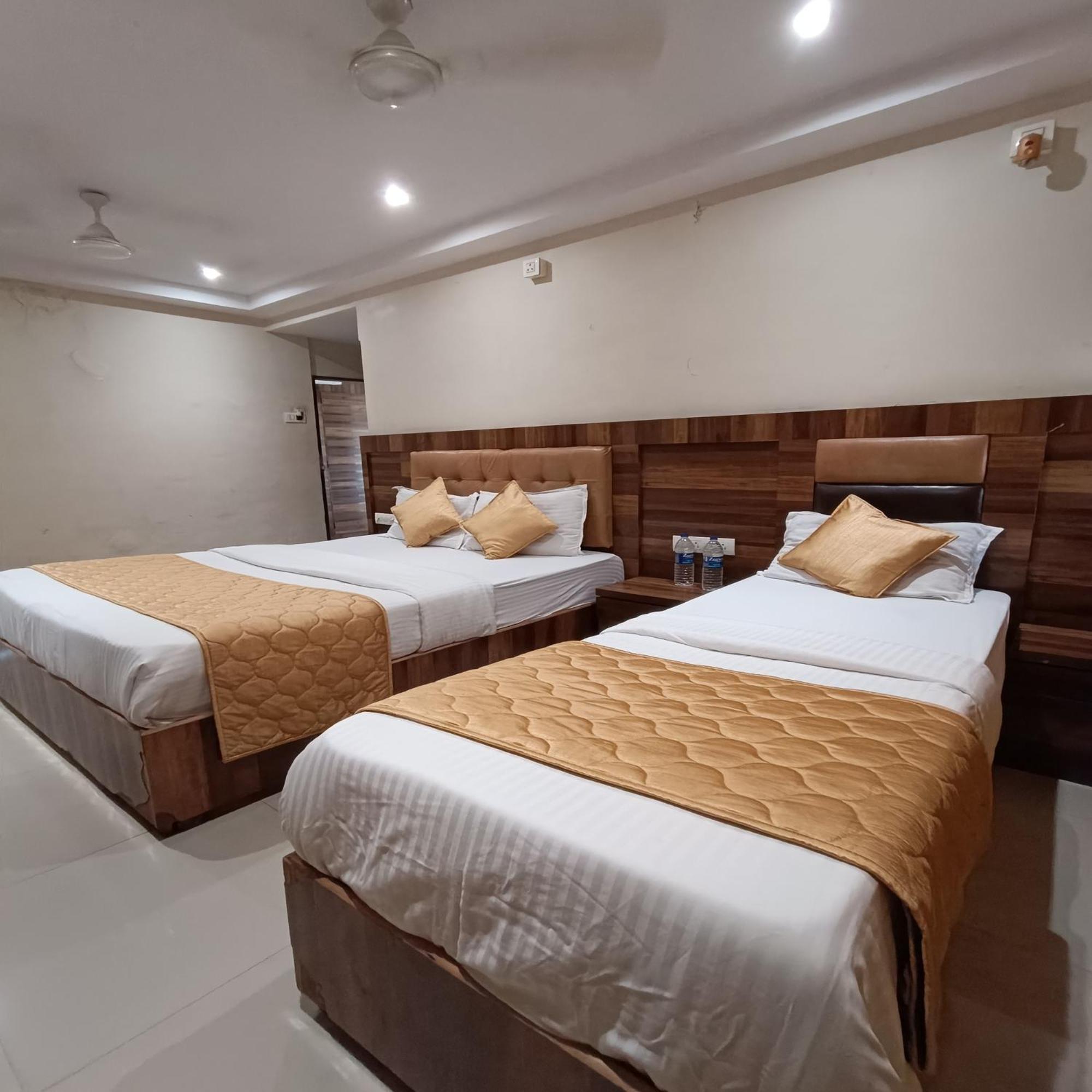 Rk Hotel-near Grant Road Railway Station Hotel 2*
