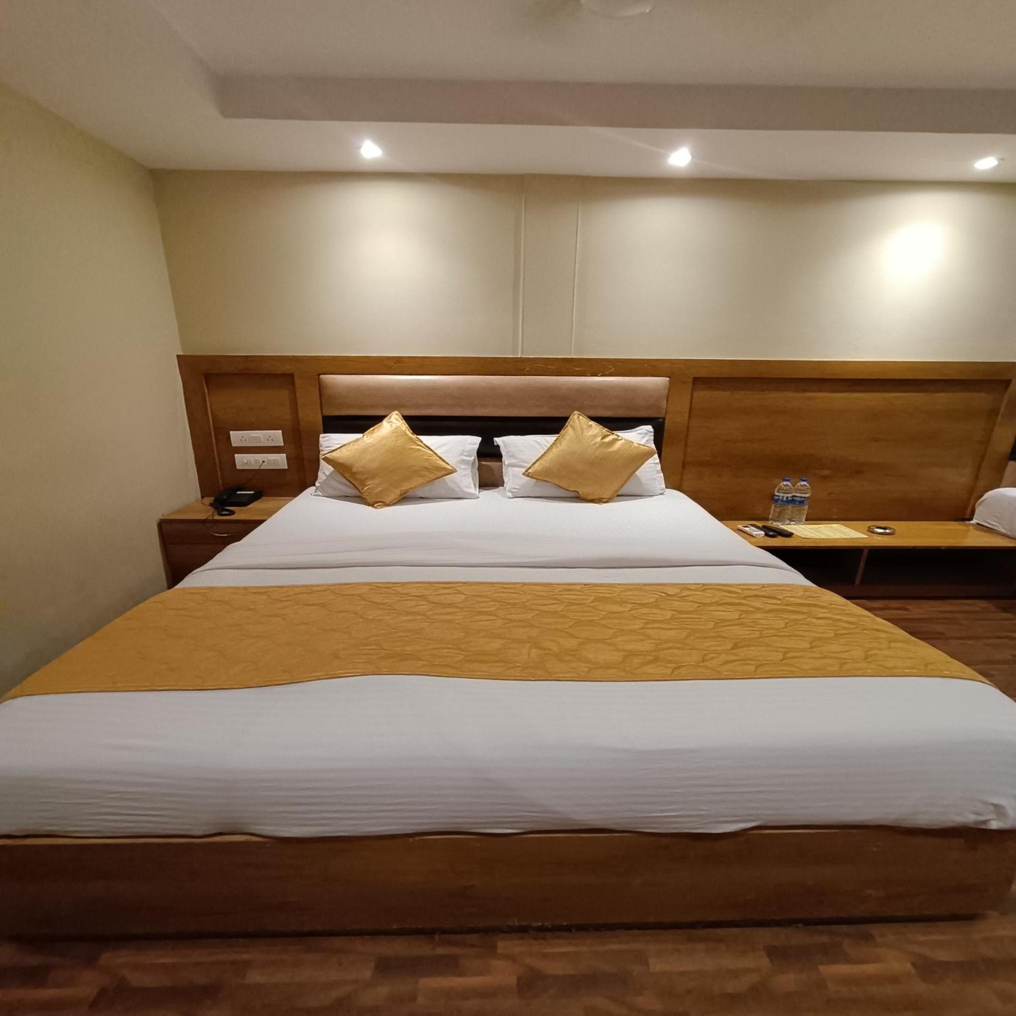 Rk Hotel-near Grant Road Railway Station