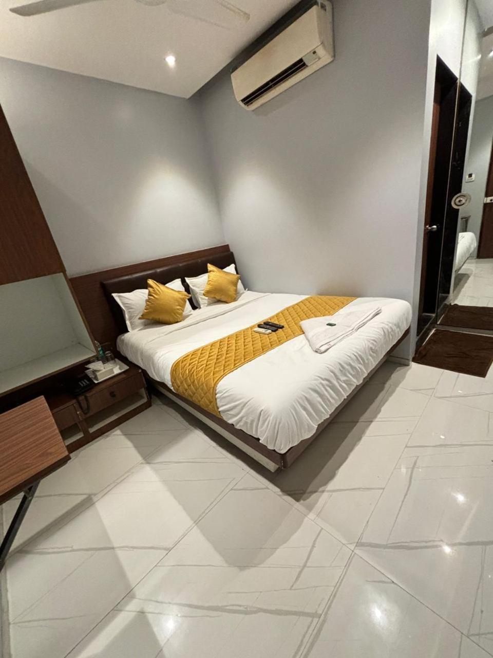 Glitz Powai - Nr Iit Hotel *