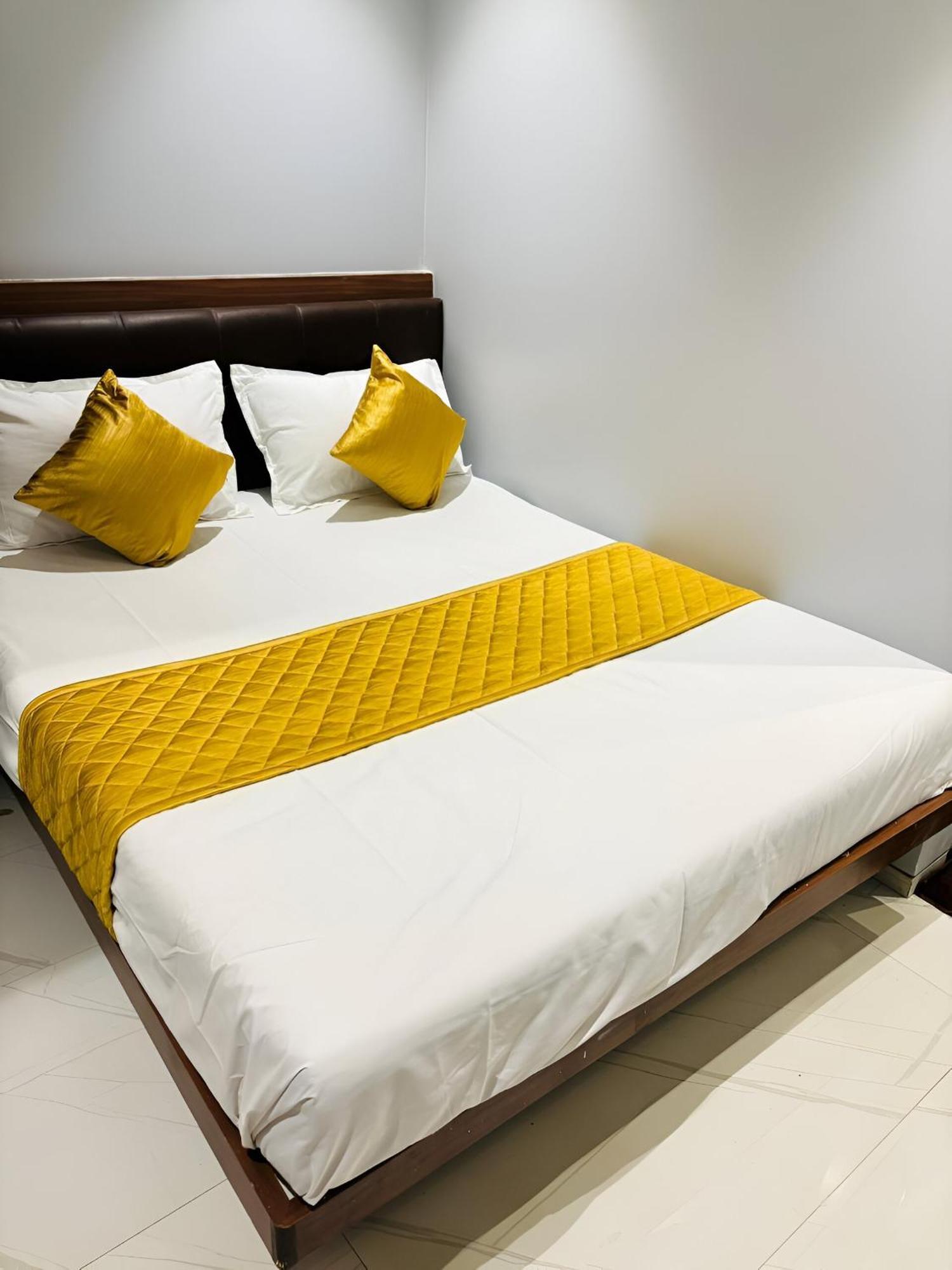 Hotel Glitz Powai - Nr Iit *