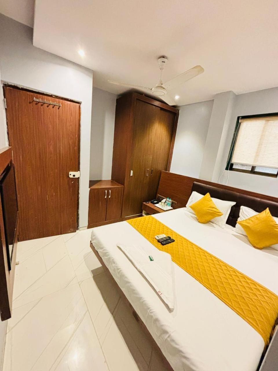 Hotel Glitz Powai - Nr Iit