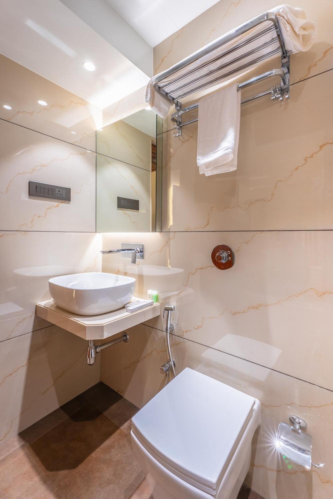 Supreme Comforts - Airport Hotel