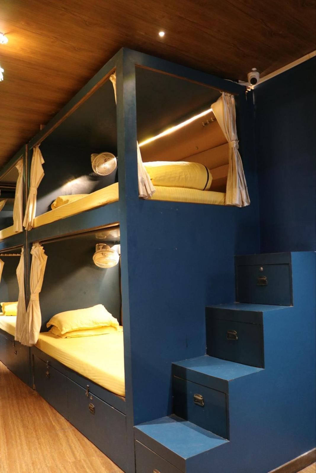 Sinhassan Juhu Hostel *