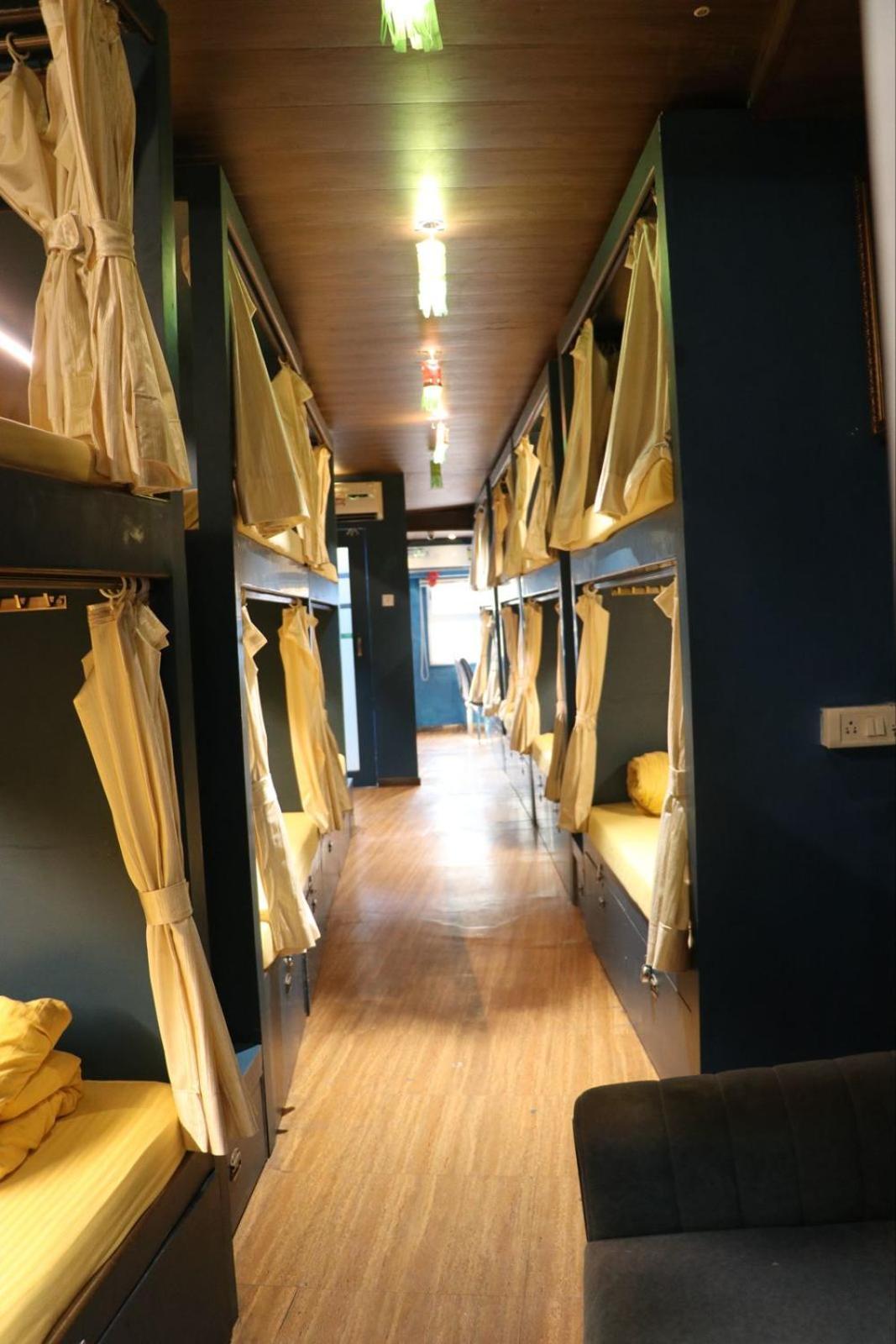 Hostel Sinhassan Juhu *