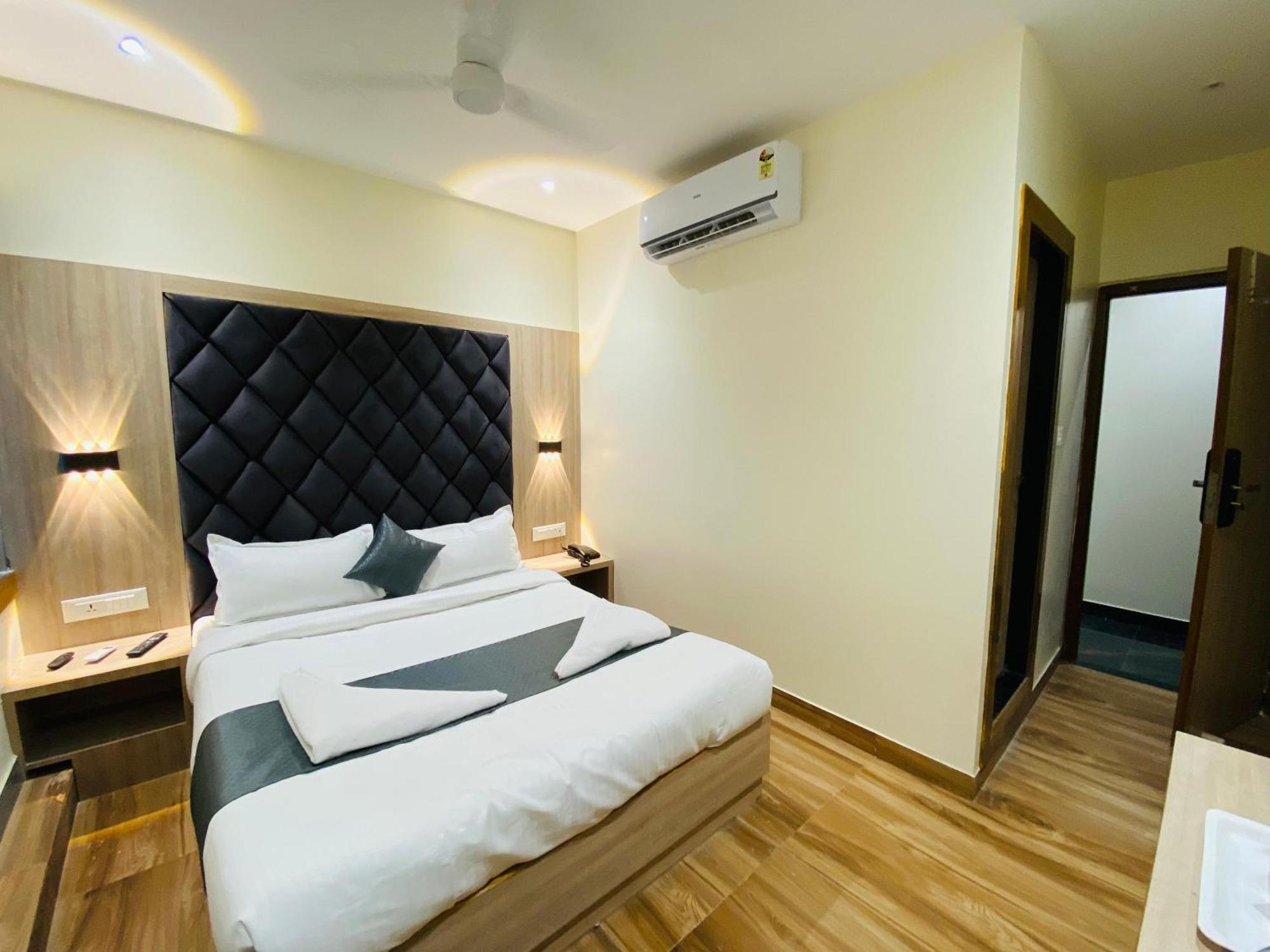 Glitz Riza - Nr Nesco Exhibition Centre Goregaon *