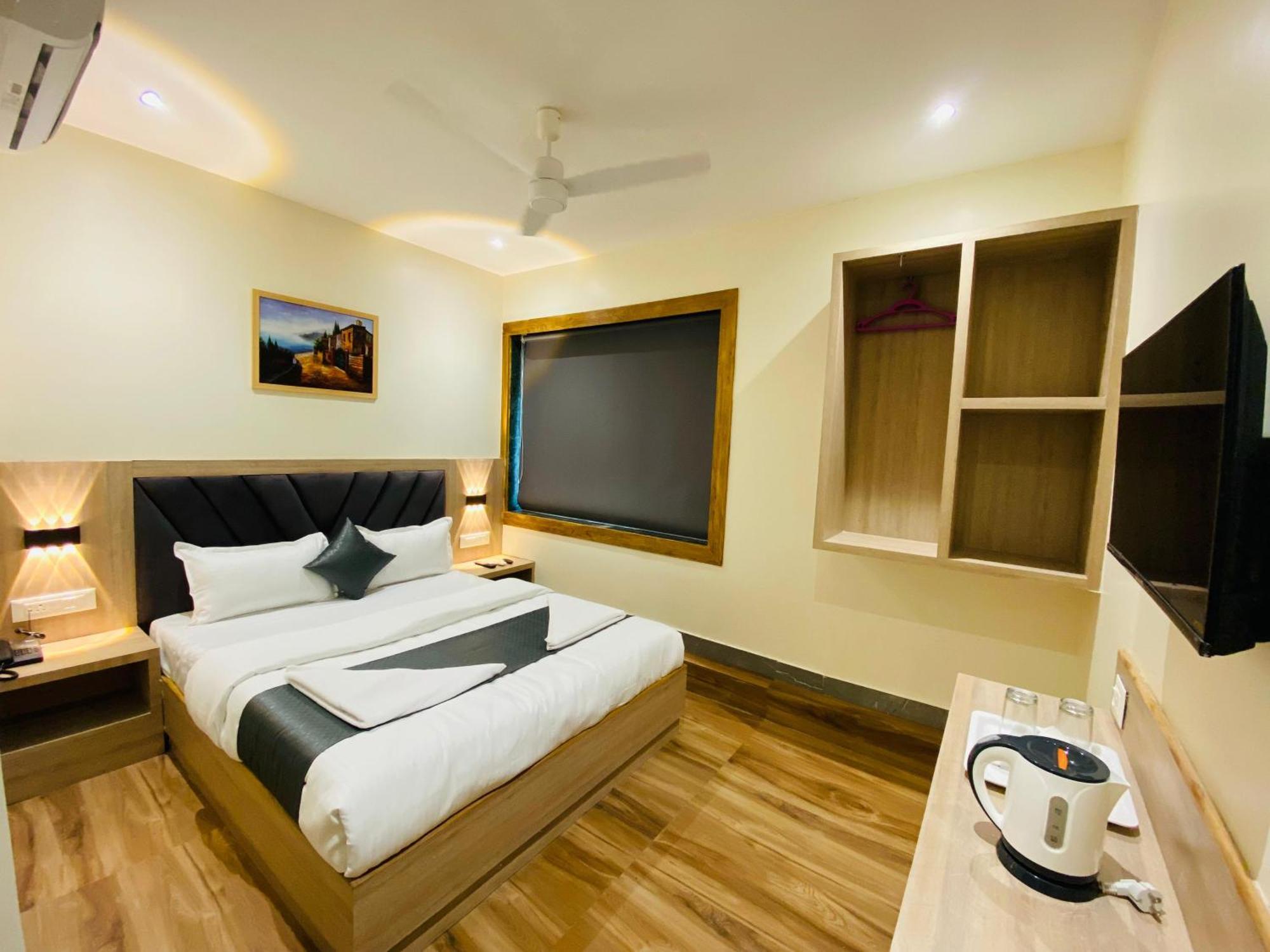 Glitz Riza - Nr Nesco Exhibition Centre Goregaon * Mumbai