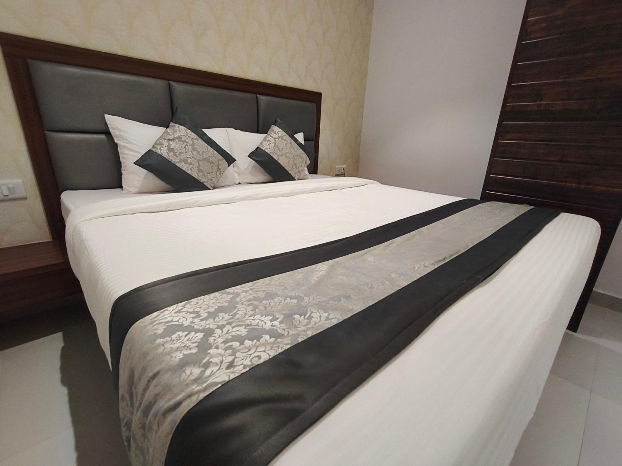 Hotel Morya Residency Parel 2*