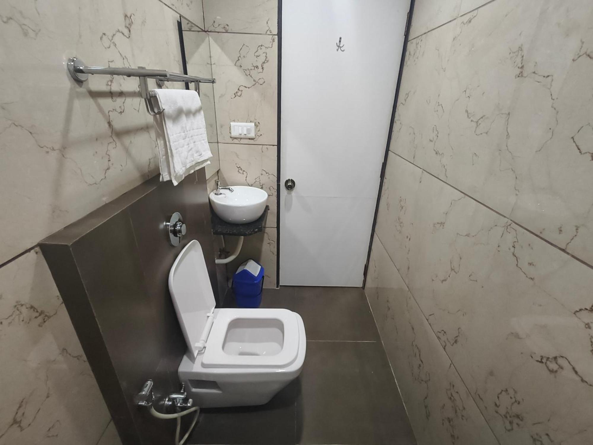 Morya Residency Parel 2*