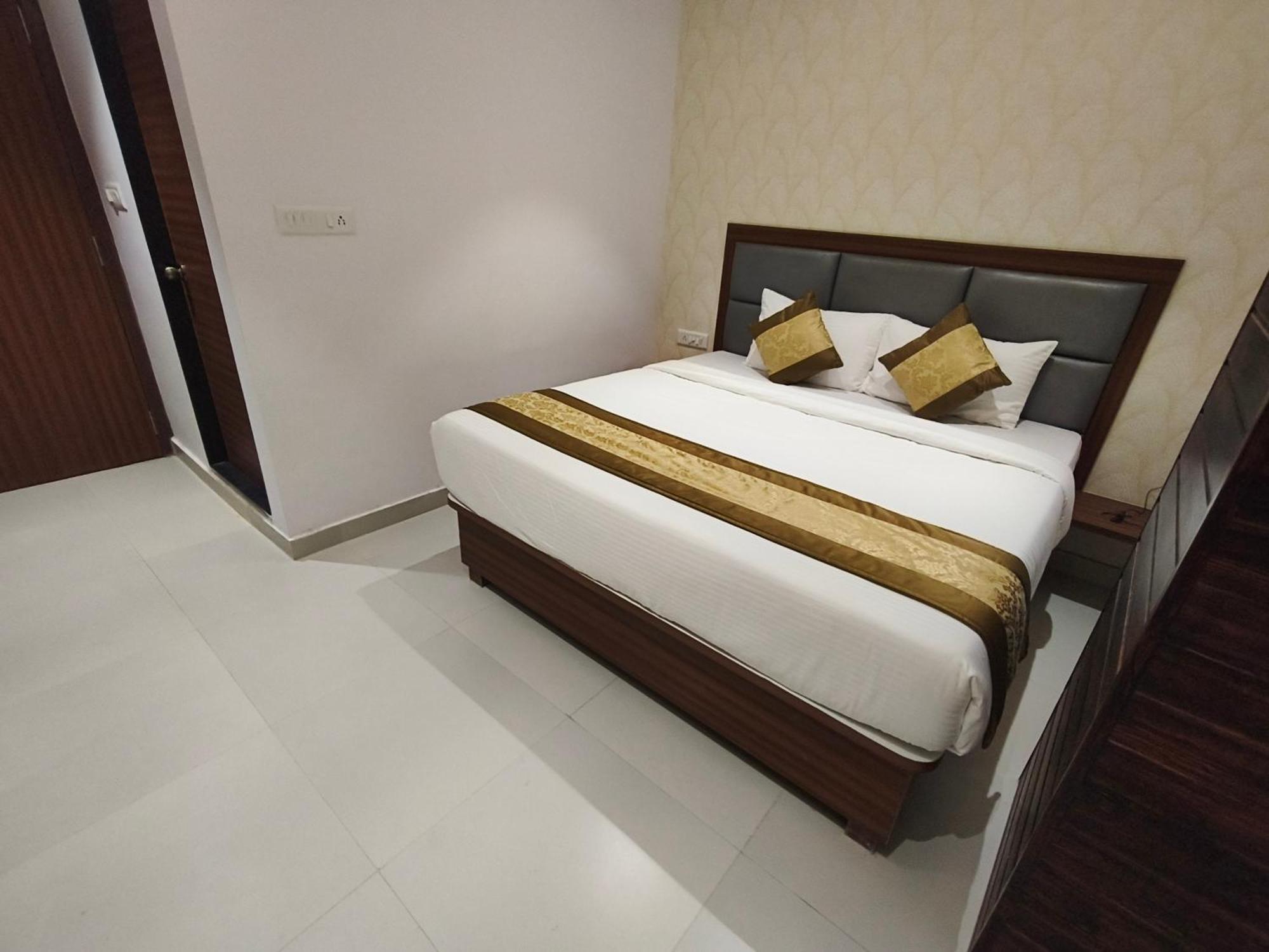 Morya Residency Parel Hotel 2*